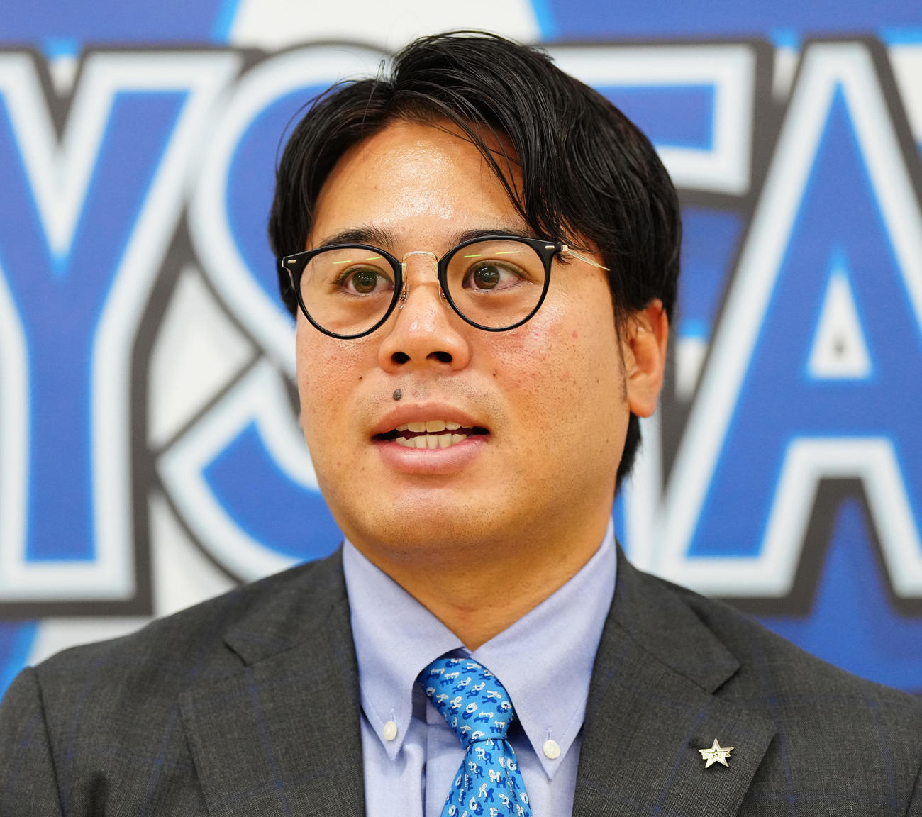 昨年11月3日、契約更改後、会見に臨むDeNA時代の浜口