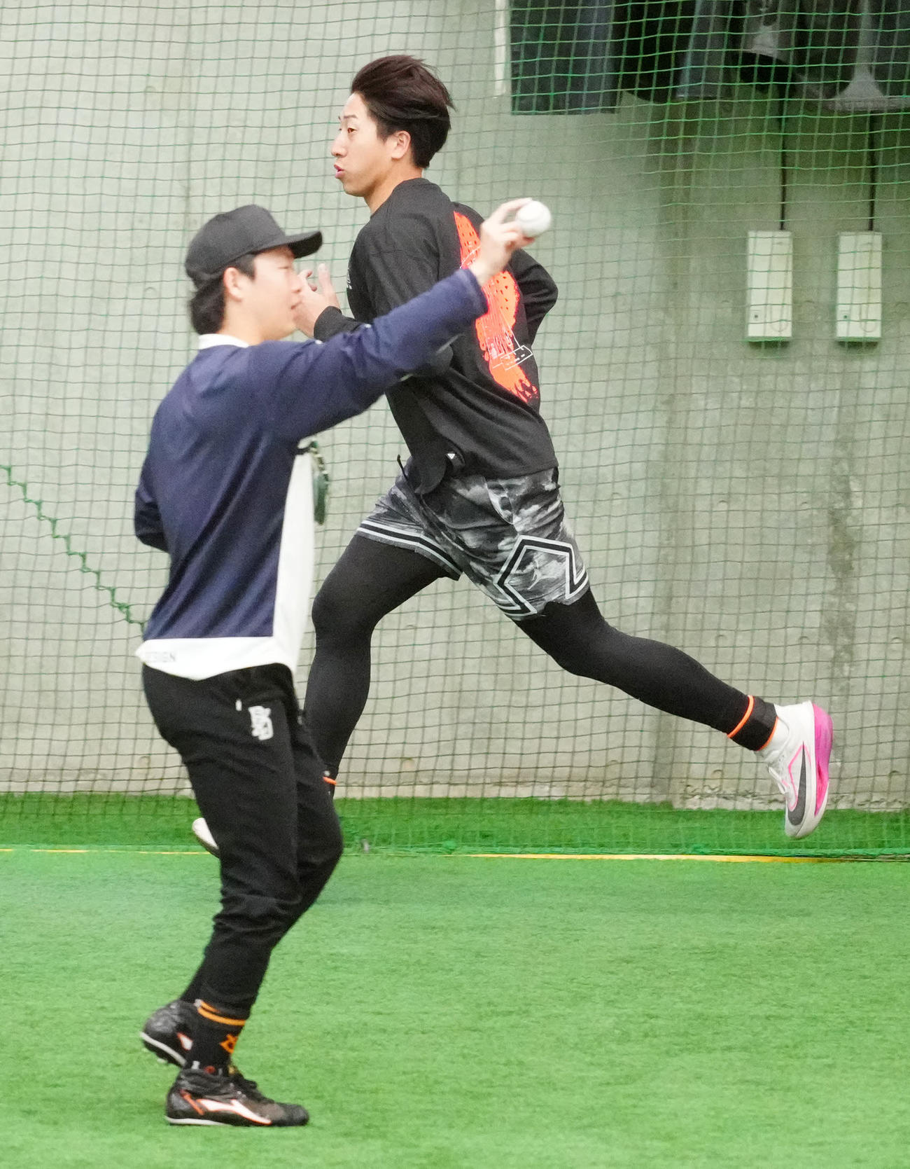 自主トレを公開する巨人大勢（後方）。手前は山崎伊（撮影・江口和貴）