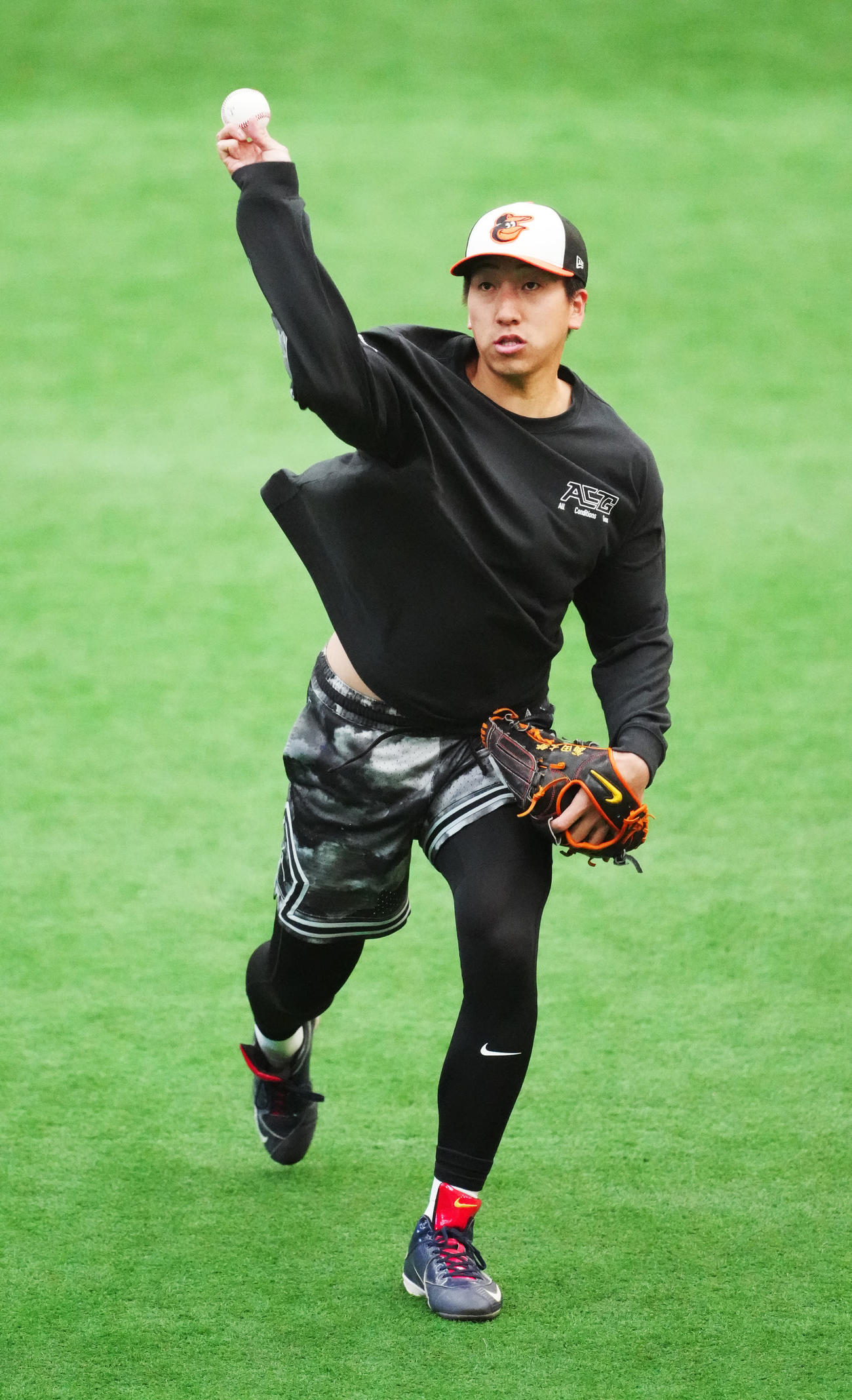 自主トレでオリオールズの帽子をかぶりキャッチボールする巨人大勢（撮影・江口和貴）