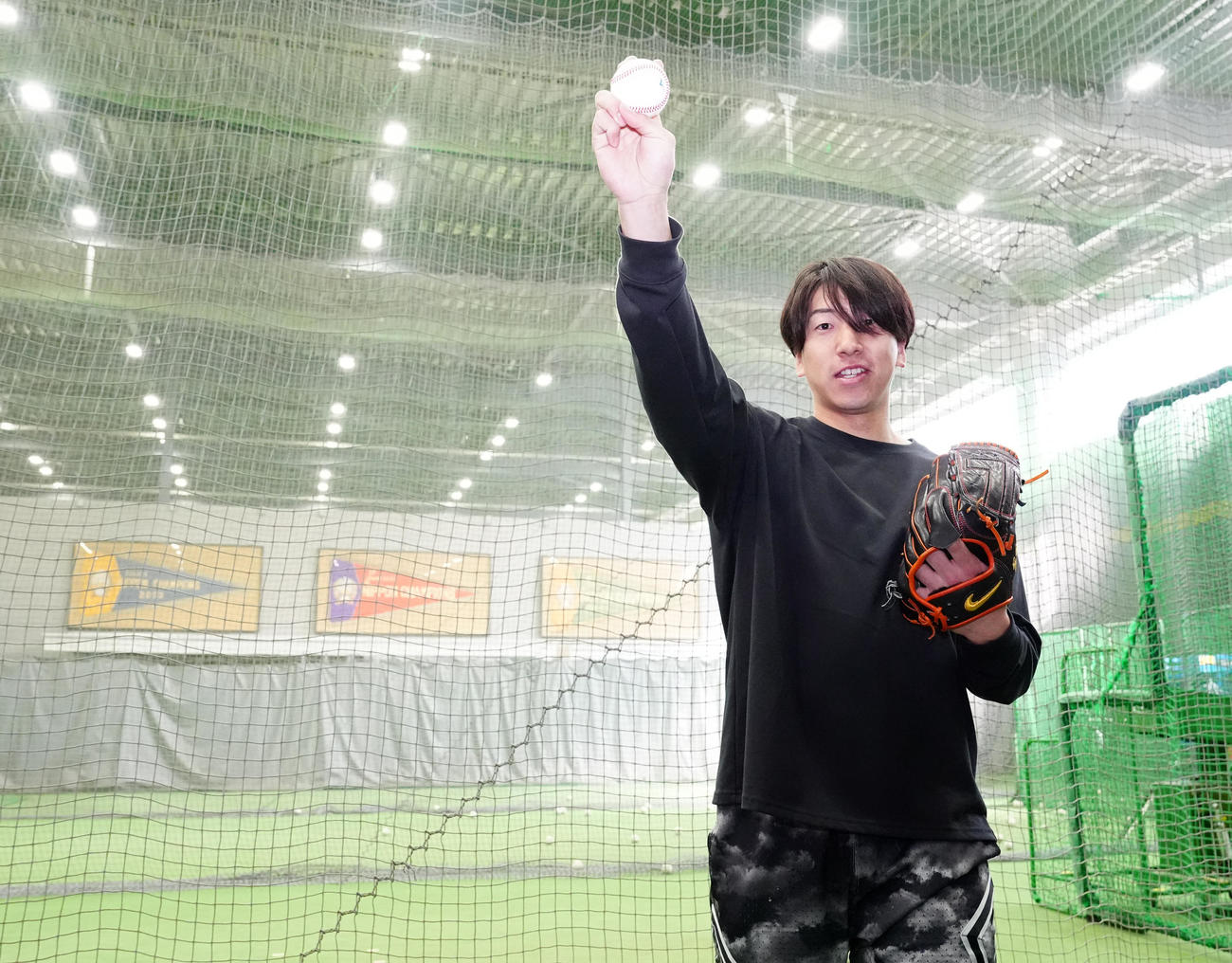 自主トレ公開後、写真に納まる巨人大勢（撮影・江口和貴）