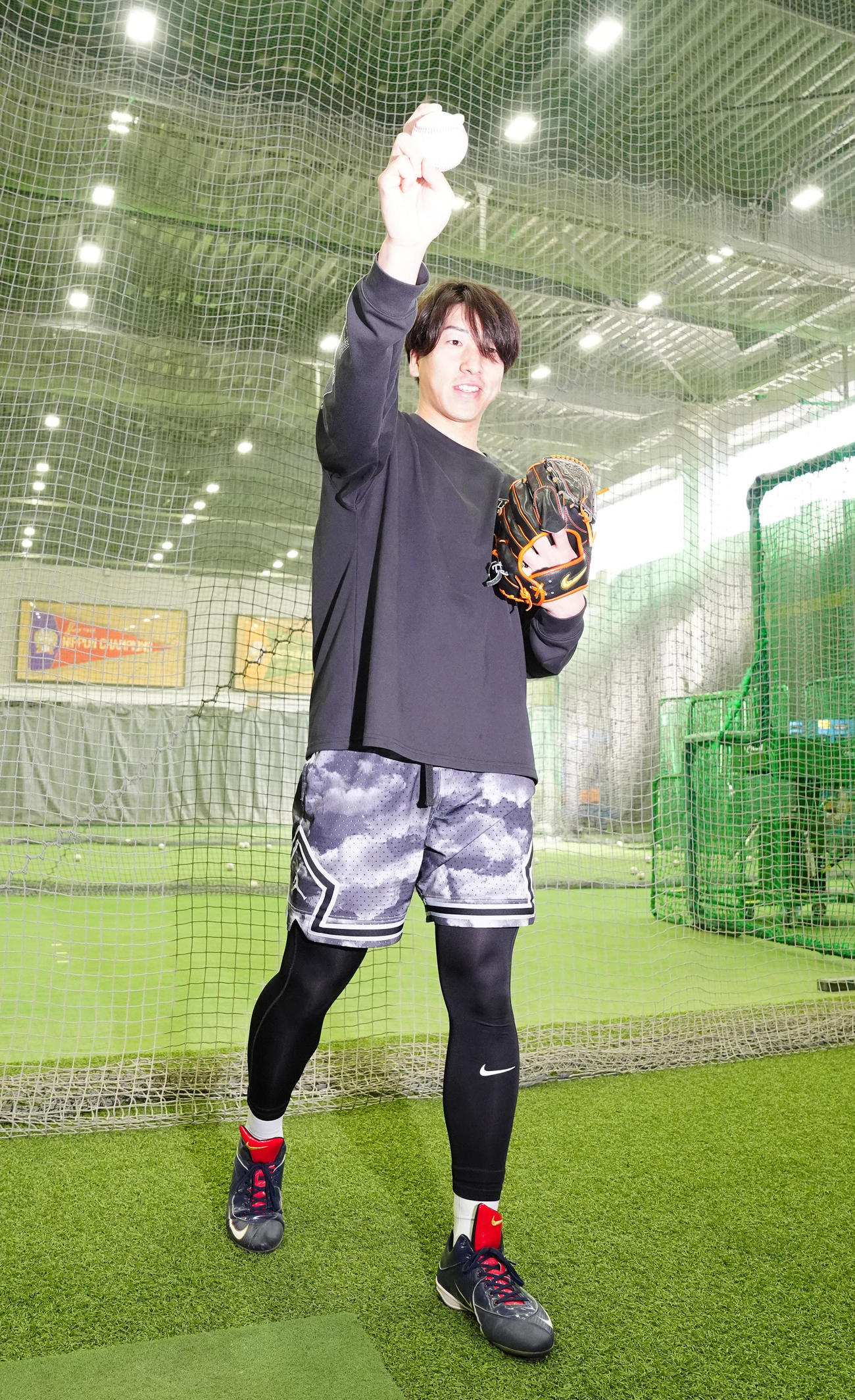 自主トレ公開後、写真に納まる巨人大勢（撮影・江口和貴）