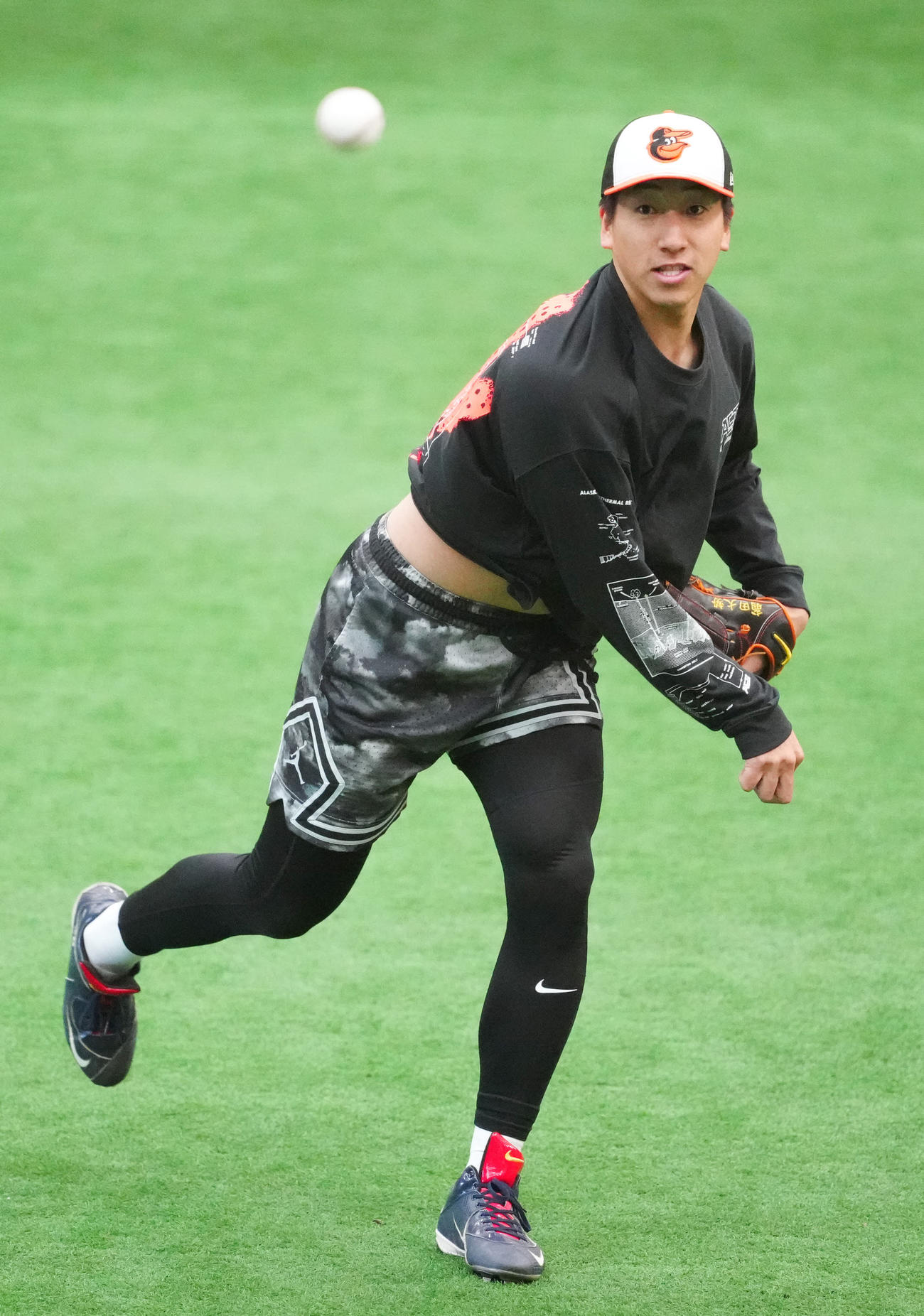 自主トレでオリオールズの帽子をかぶりキャッチボールする巨人大勢（撮影・江口和貴）