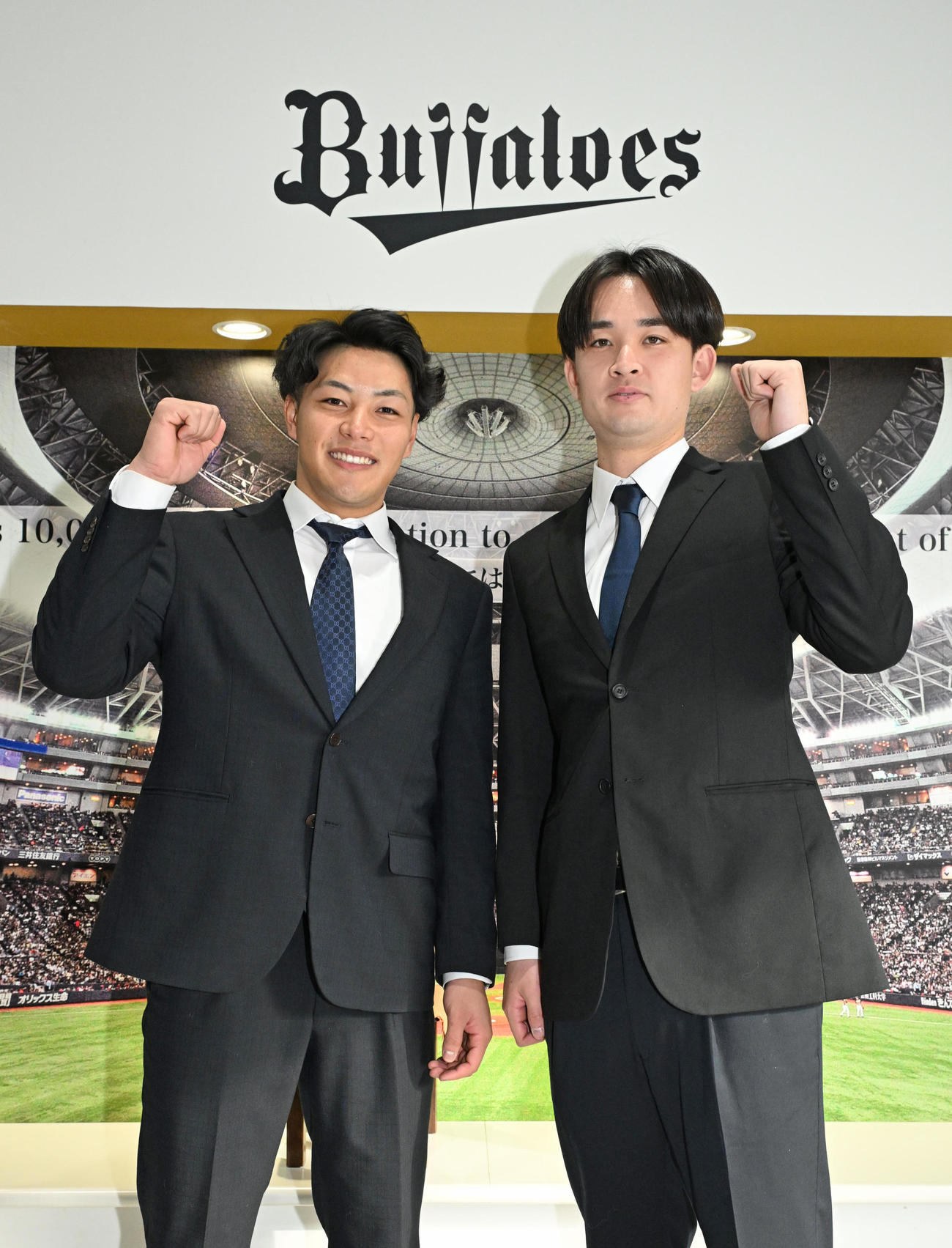 入寮した（左から）オリックス1巡目の麦谷、2巡目の寺西（撮影・石井愛子）