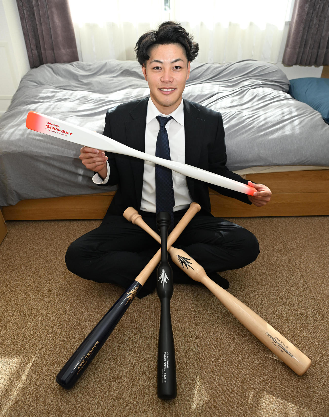 トレーニングバットを持って入寮したオリックス1巡目の麦谷（撮影・石井愛子）