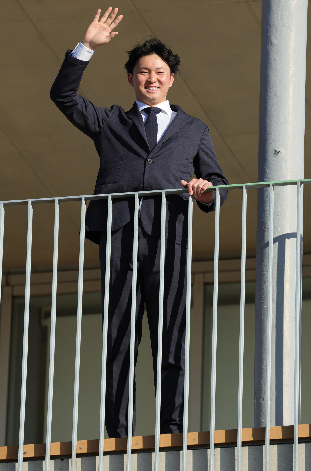 入寮しバルコニーから手を振るDeNA竹田（撮影・野上伸悟）