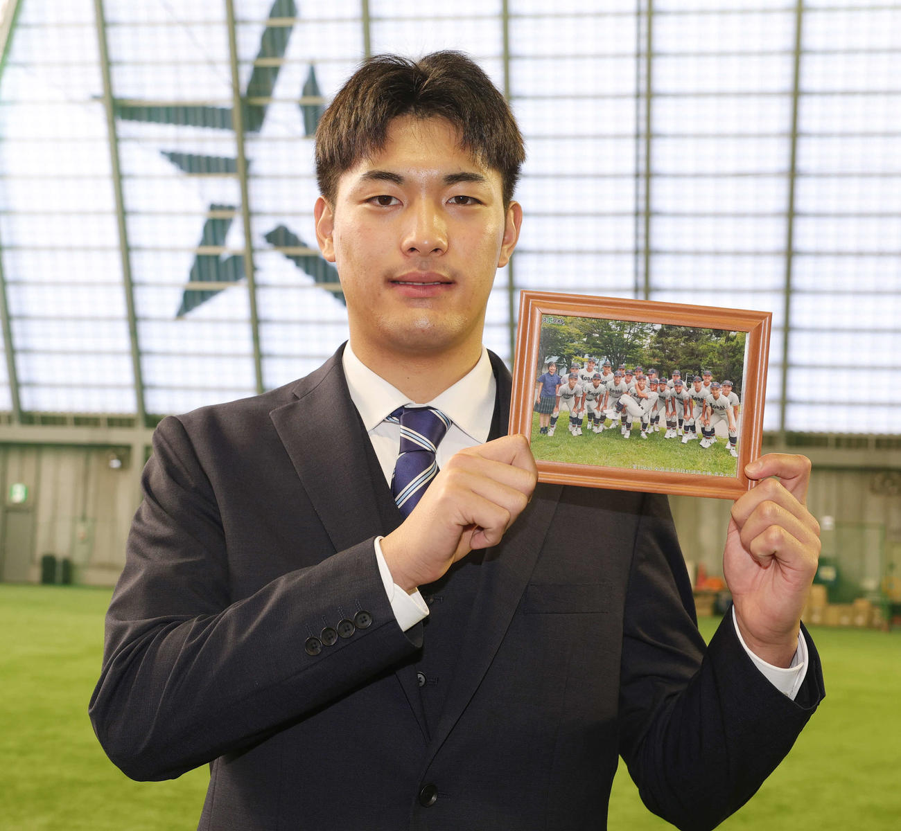 八戸工大一時代の仲間との写真を手に入寮したDeNA金渕（撮影・野上伸悟）