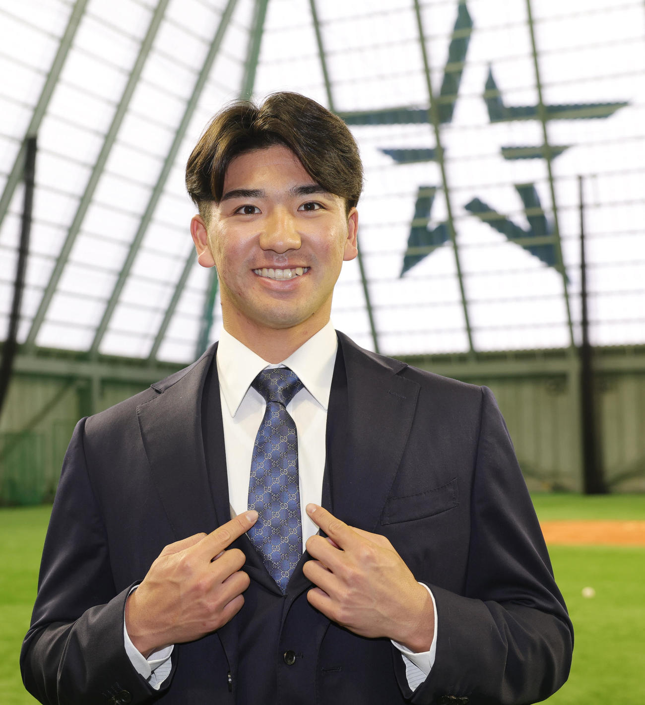 法大のチームメート田所から贈られたグッチのネクタイを締め、入寮したDeNA篠木（撮影・野上伸悟）