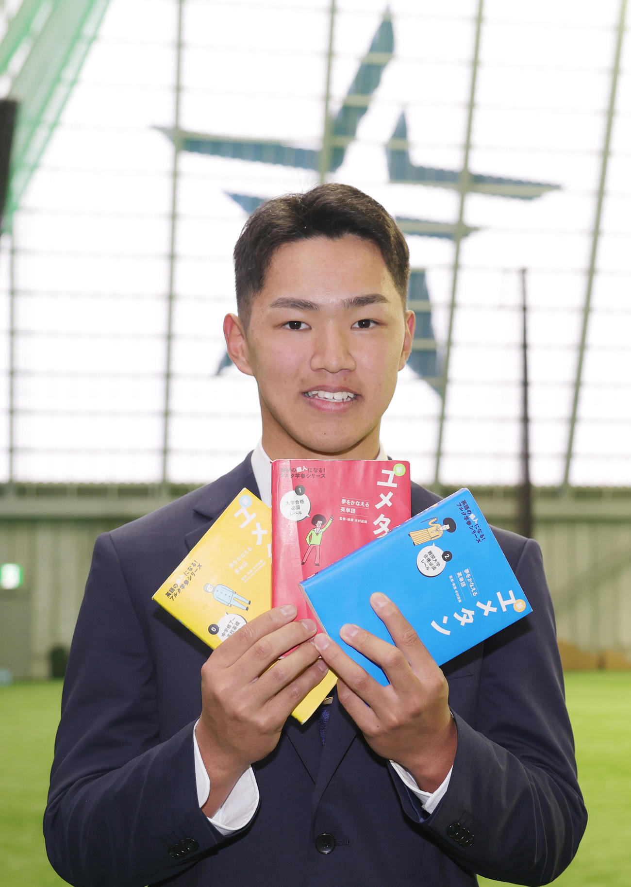 高校時代で使用していた英単語本を手に入寮したDeNA小針（撮影・野上伸悟）