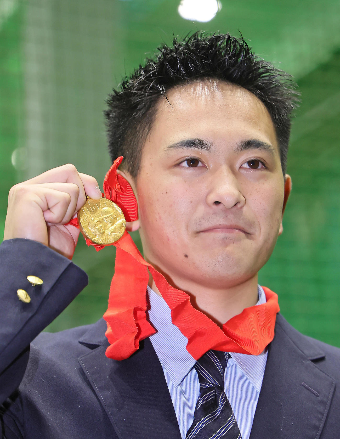 西武育成5位京都国際高・沢田は甲子園の優勝メダルを手に入寮する（撮影・足立雅史）