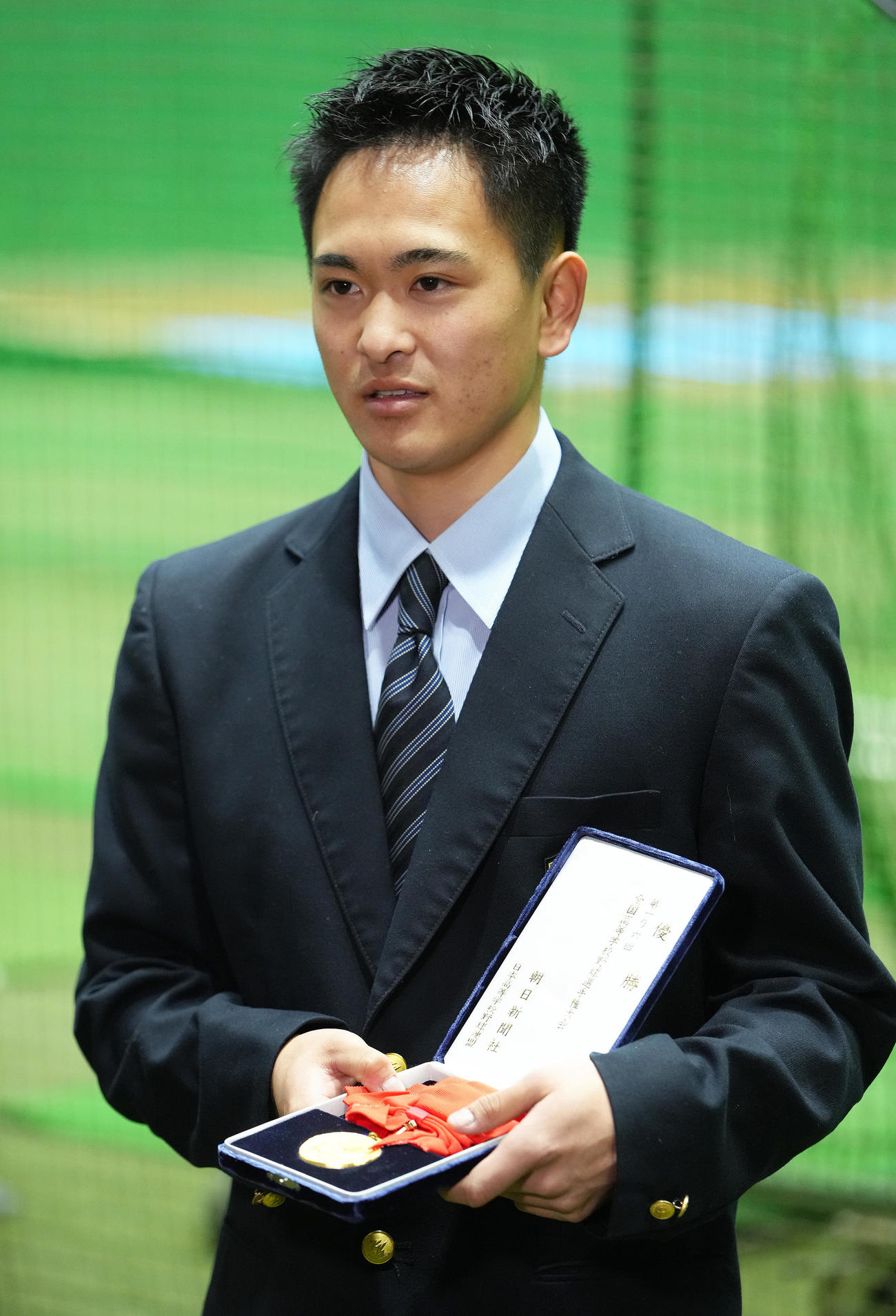 入寮した西武育成5位京都国際高・沢田は甲子園の優勝メダルを披露する（撮影・足立雅史）