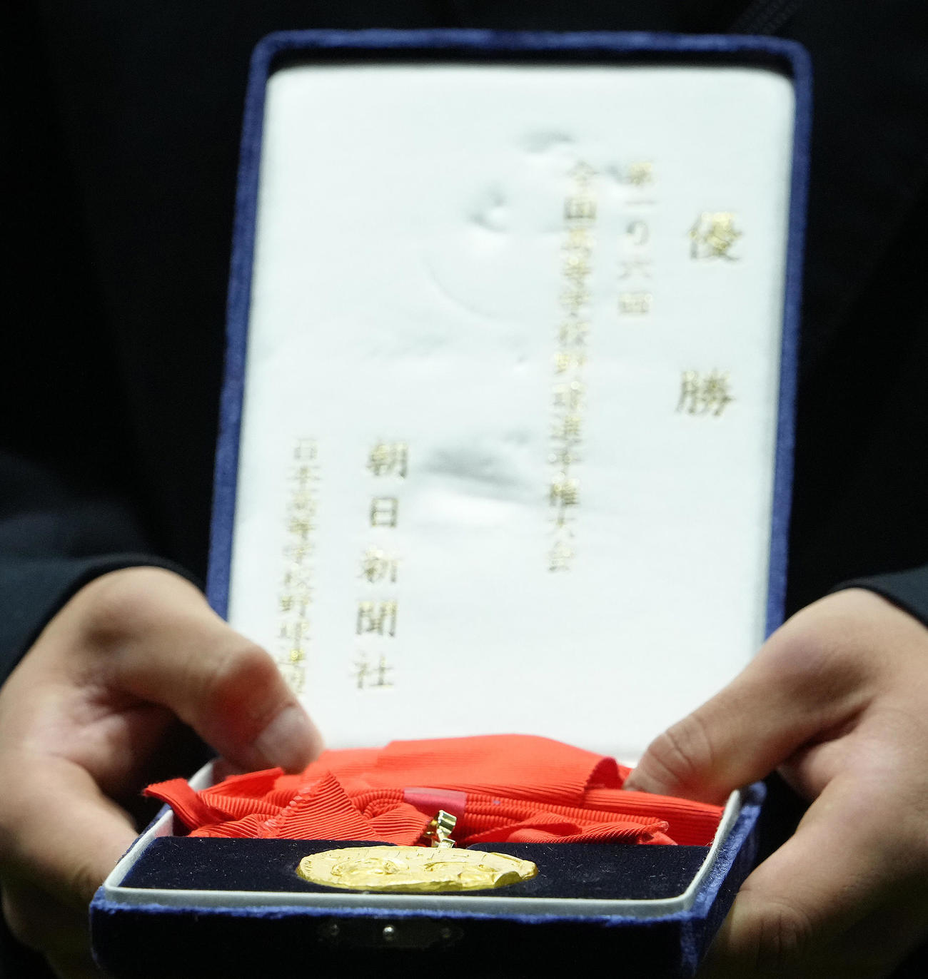 入寮した西武育成5位京都国際高・沢田の甲子園の優勝メダル（撮影・足立雅史）