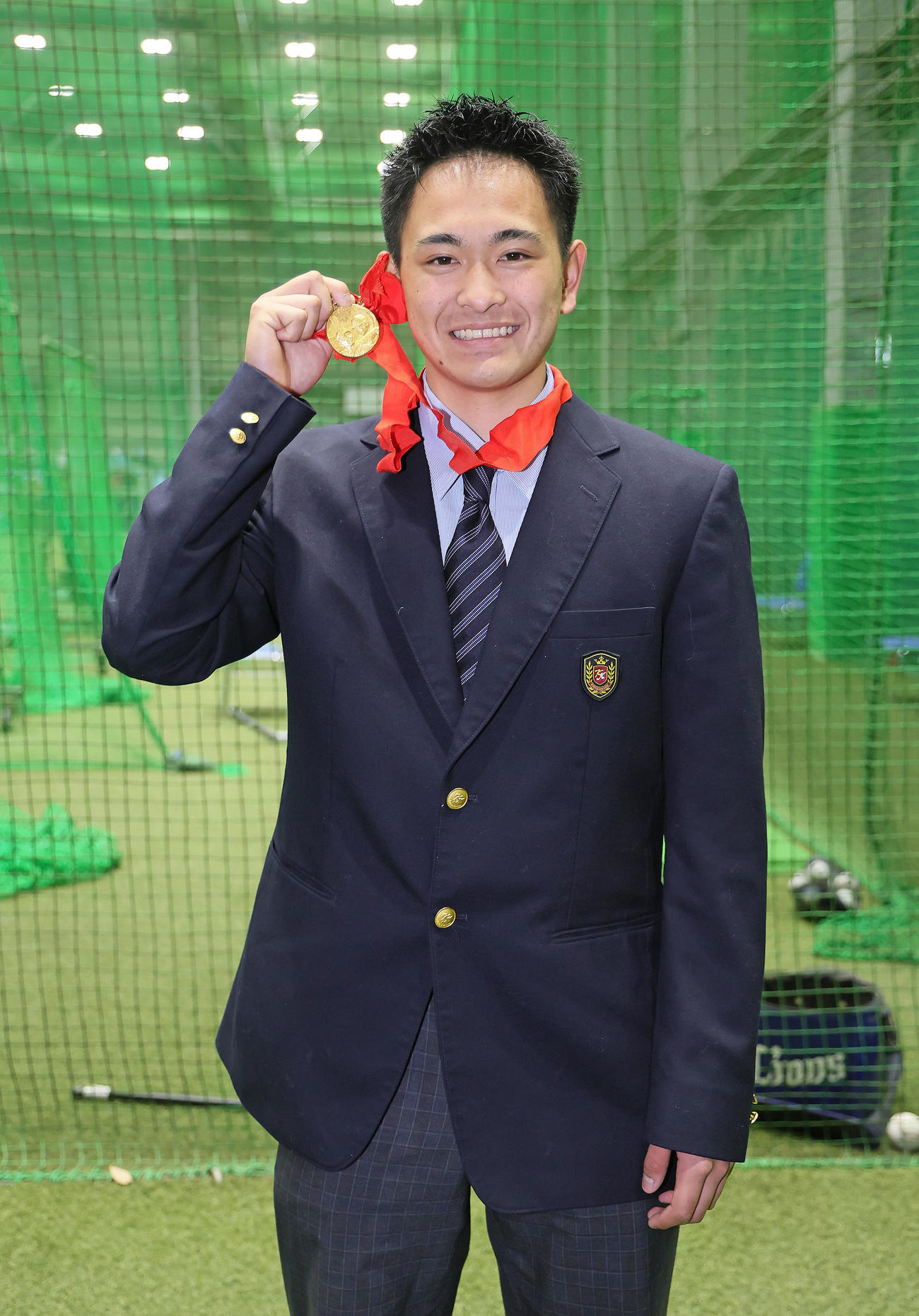 西武育成5位京都国際高・沢田は甲子園の優勝メダルを手に入寮する（撮影・足立雅史）