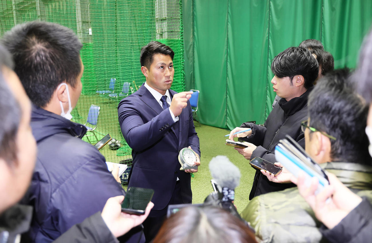 入寮し、取材に応じる西武ドラフト2位大商大・渡部聖（撮影・足立雅史）