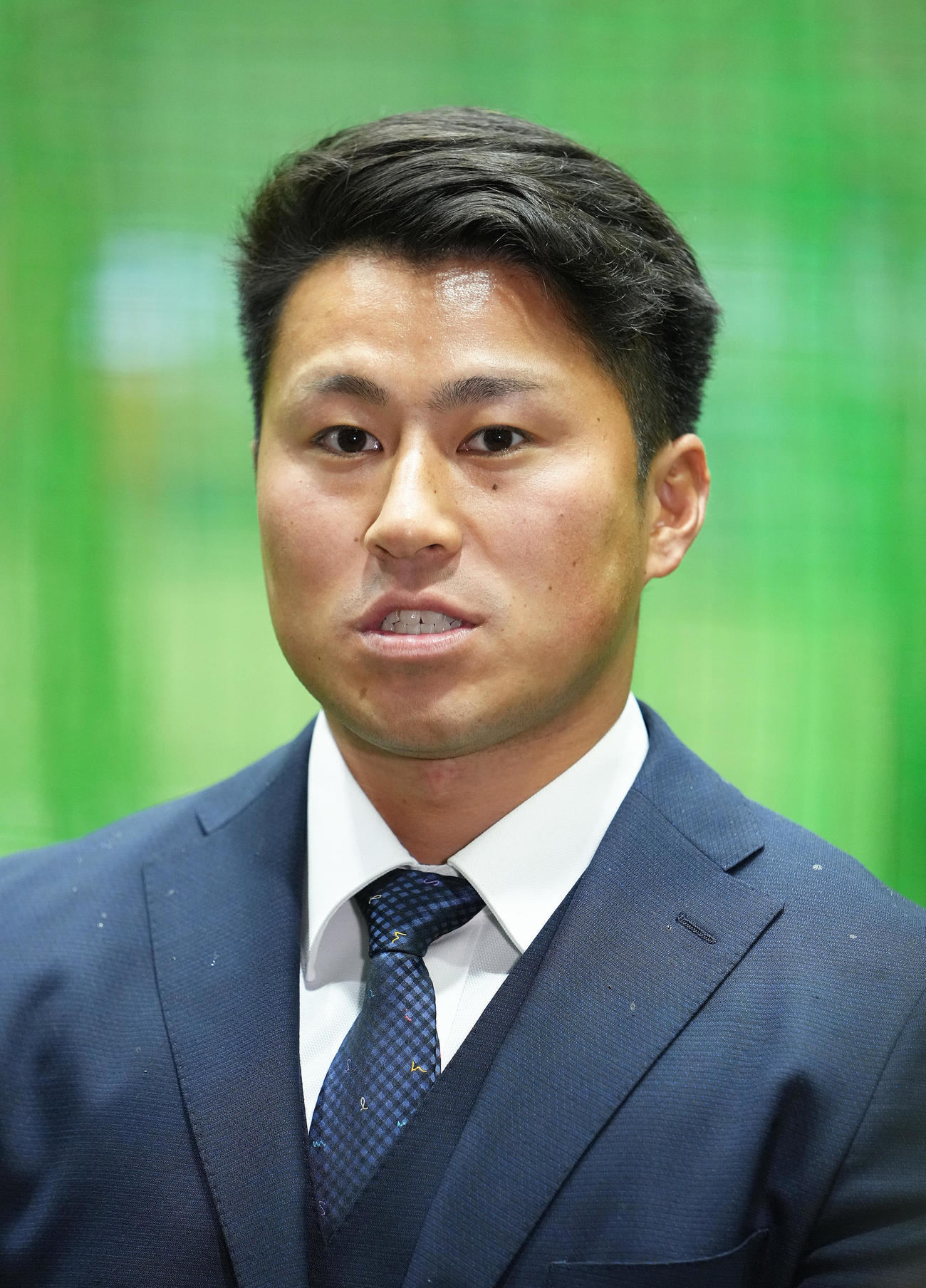 入寮し、取材に応じる西武ドラフト2位大商大・渡部聖（撮影・足立雅史）