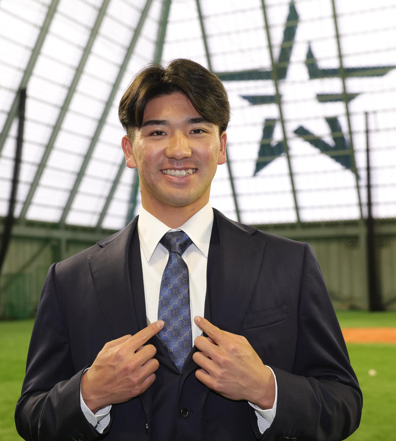 法大のチームメート田所から贈られたグッチのネクタイを締め、入寮したDeNA篠木（撮影・野上伸悟）