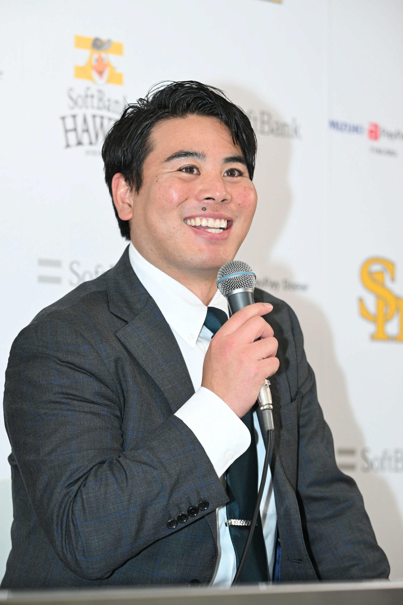 入団会見で笑顔を見せる浜口（撮影・林敢治）