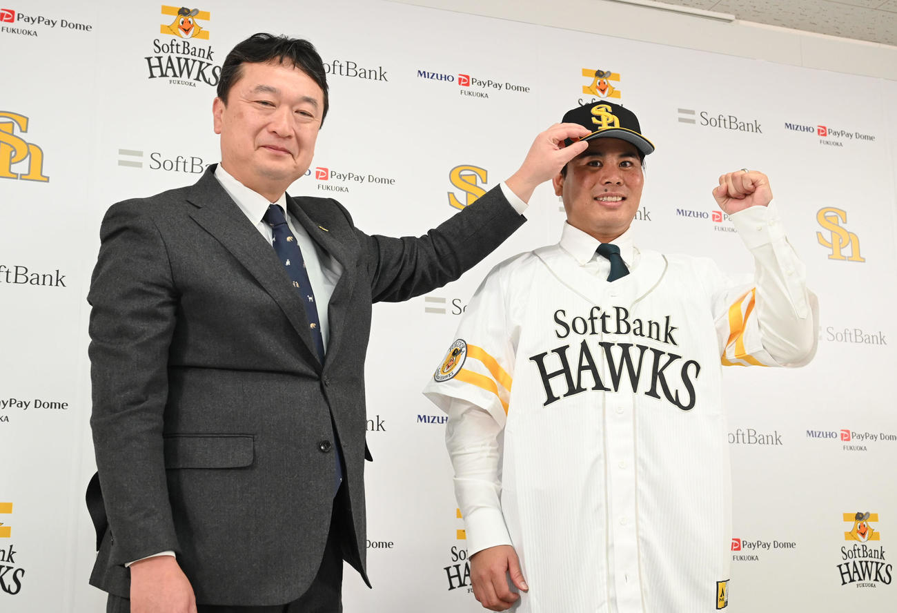 笑顔で撮影に応じる浜口（右）と三笠GM（撮影・林敢治）
