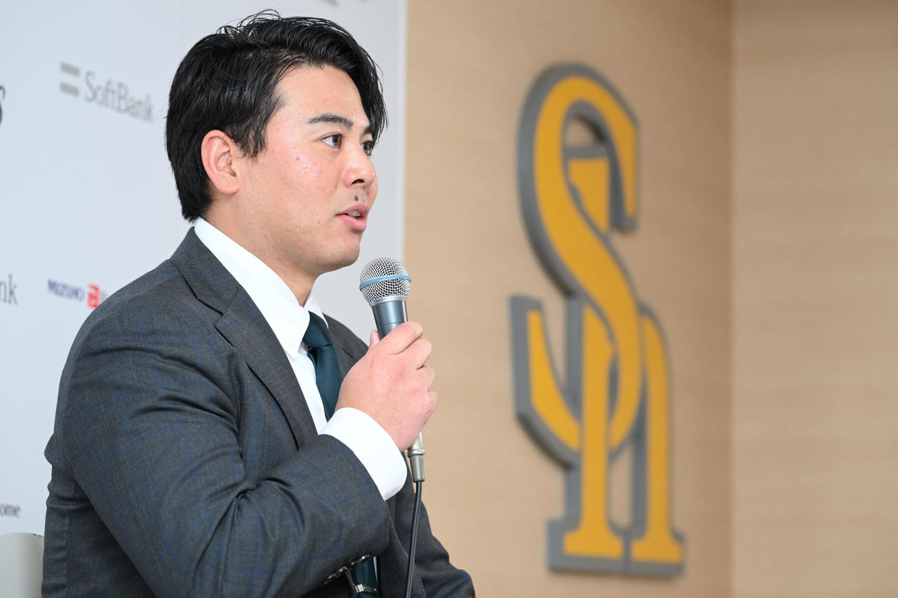 入団会見に臨む浜口（撮影・林敢治）