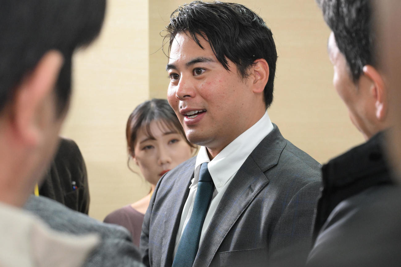 報道陣の囲み取材に応じる浜口（中央）（撮影・林敢治）