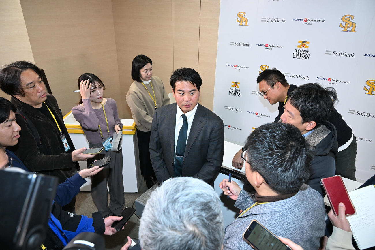 報道陣の囲み取材に応じる浜口（中央）（撮影・林敢治）