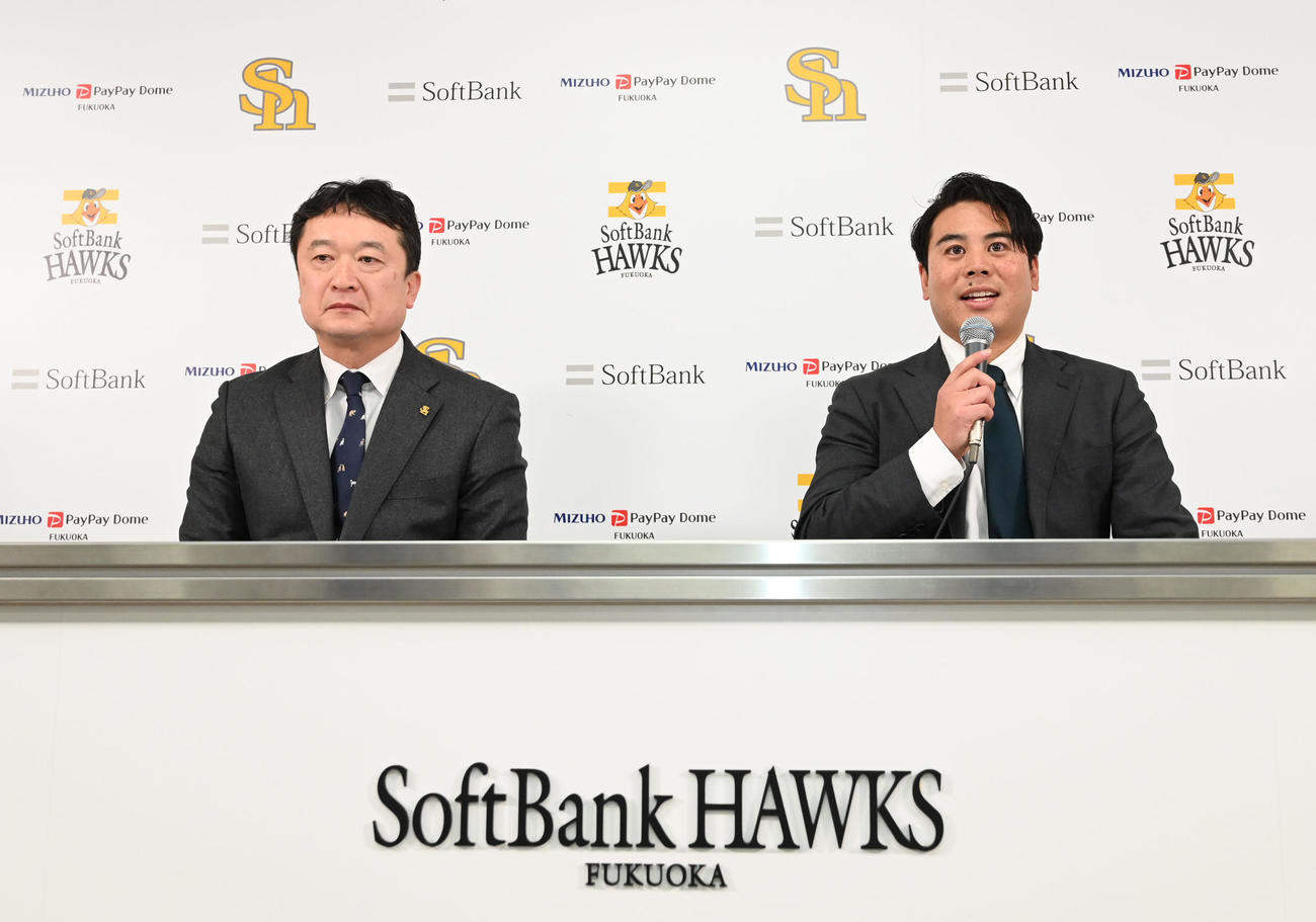 入団会見を行う浜口（右）と三笠GM（撮影・林敢治）