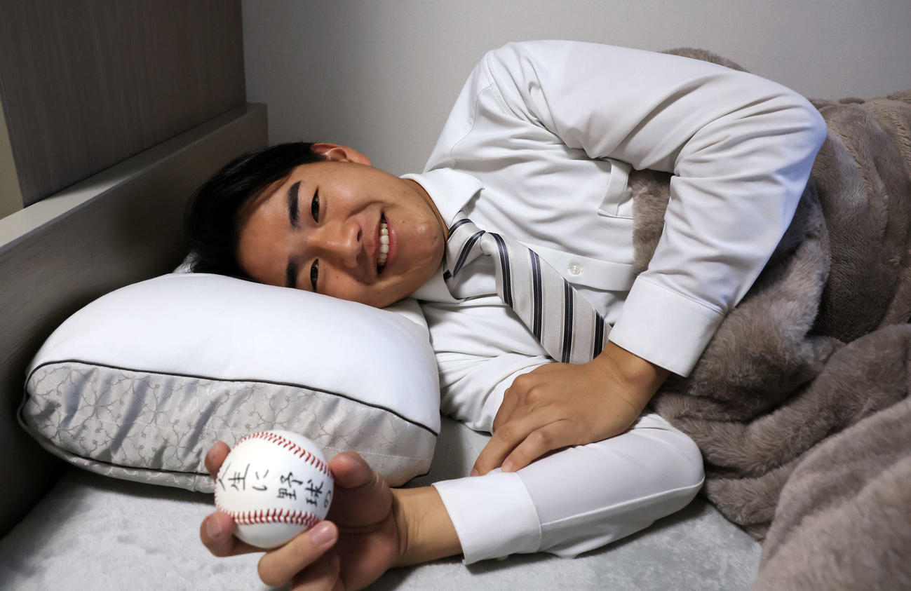 千葉ロッテマリーンズ寮に入寮し、自身の部屋で持参したまくらとマットレスに寝転がる西川（撮影・浅見桂子）