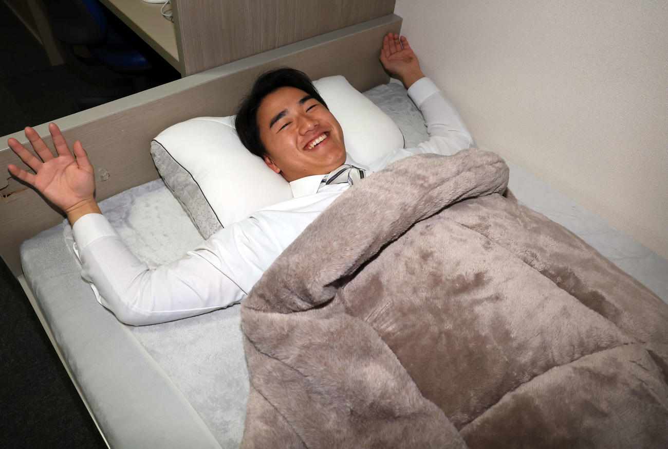 千葉ロッテマリーンズ寮に入寮し、自身の部屋で持参したまくらとマットレスに寝転がる西川（撮影・浅見桂子）