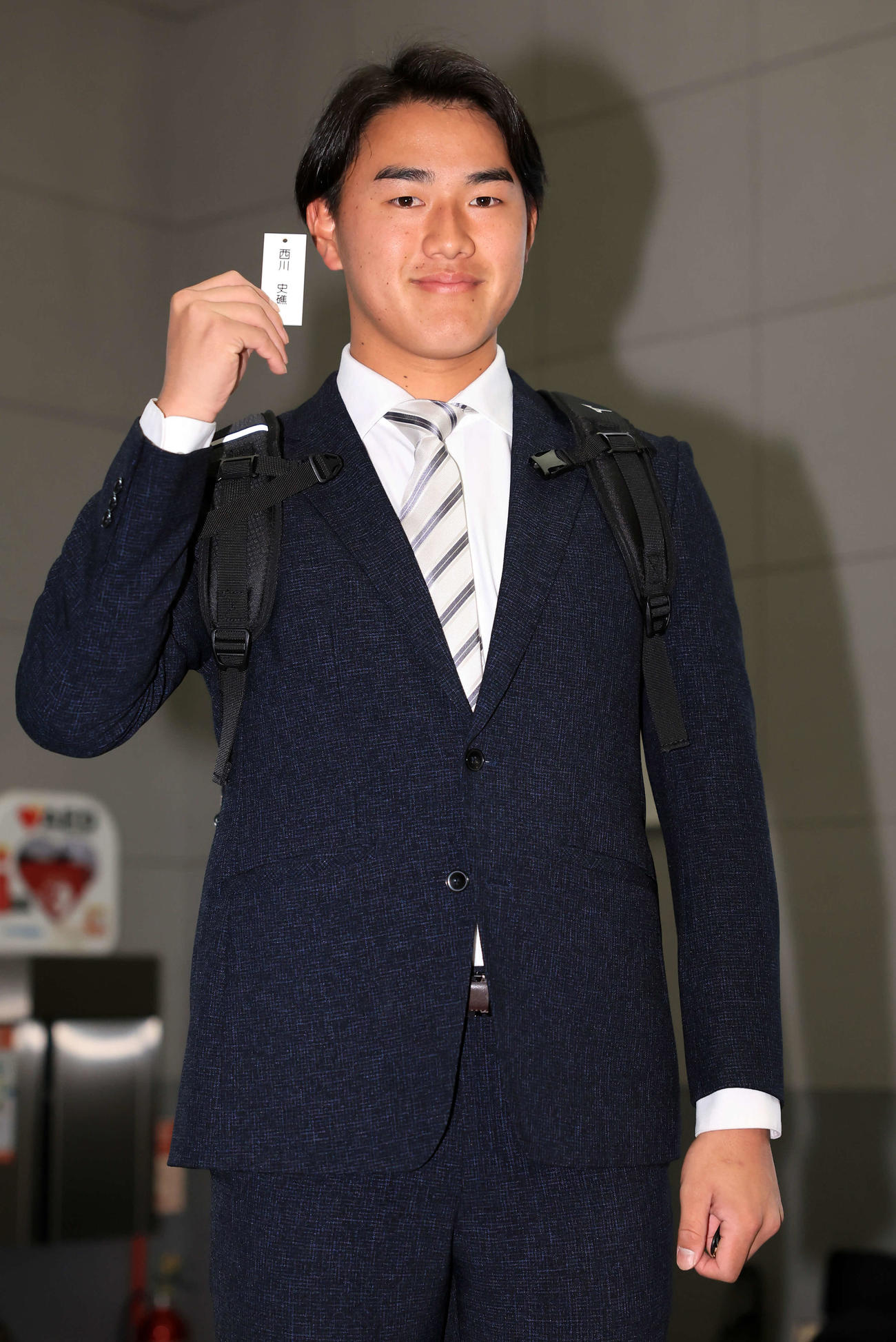 千葉ロッテマリーンズ寮に入寮し名札を手に笑顔の西川（撮影・浅見桂子）