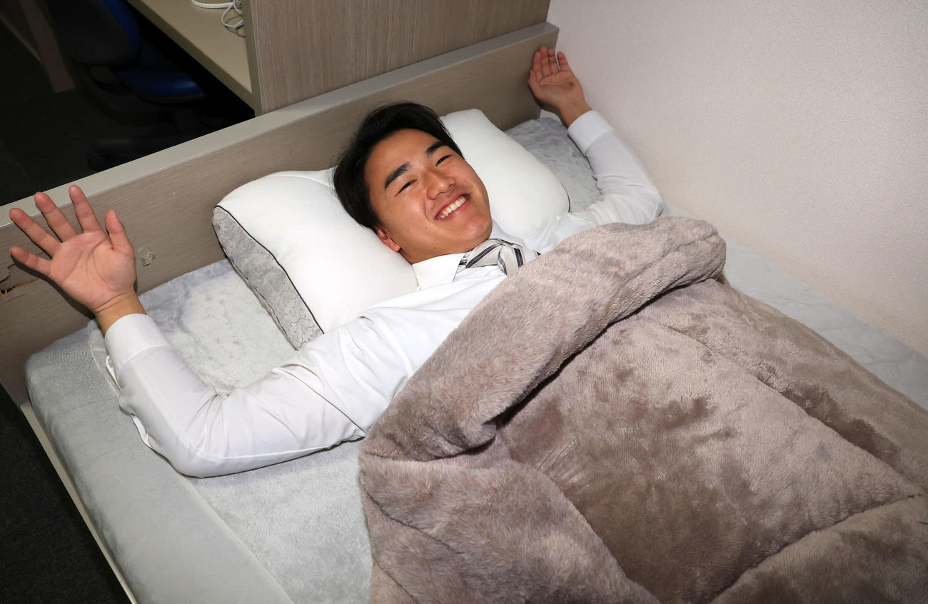 千葉ロッテマリーンズ寮に入寮し、自身の部屋で持参したまくらとマットレスに寝転がる西川（撮影・浅見桂子）