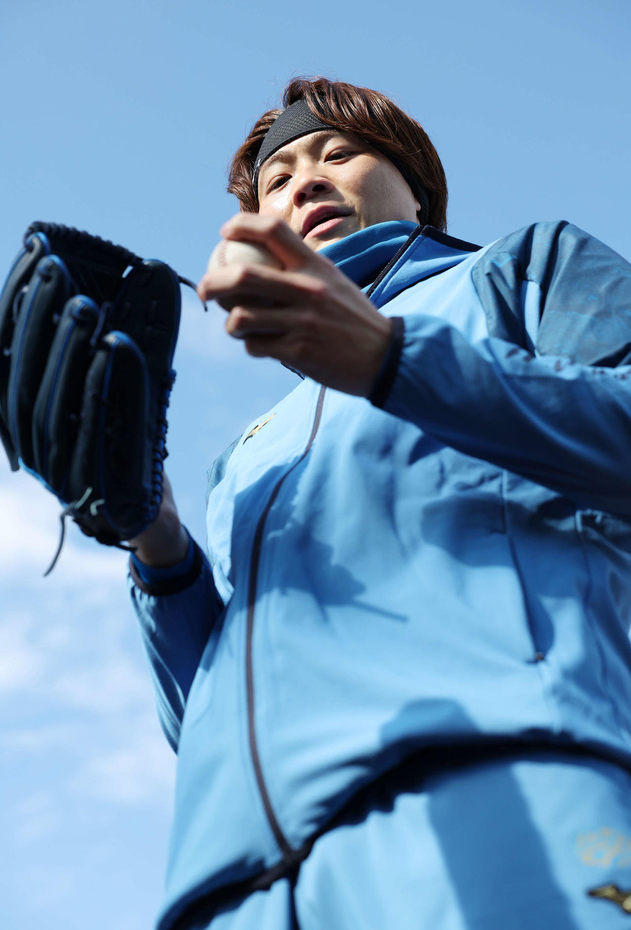 母校の日大三で自主トレを行った日本ハム山崎は記者の質問に答える（撮影・宮地輝）