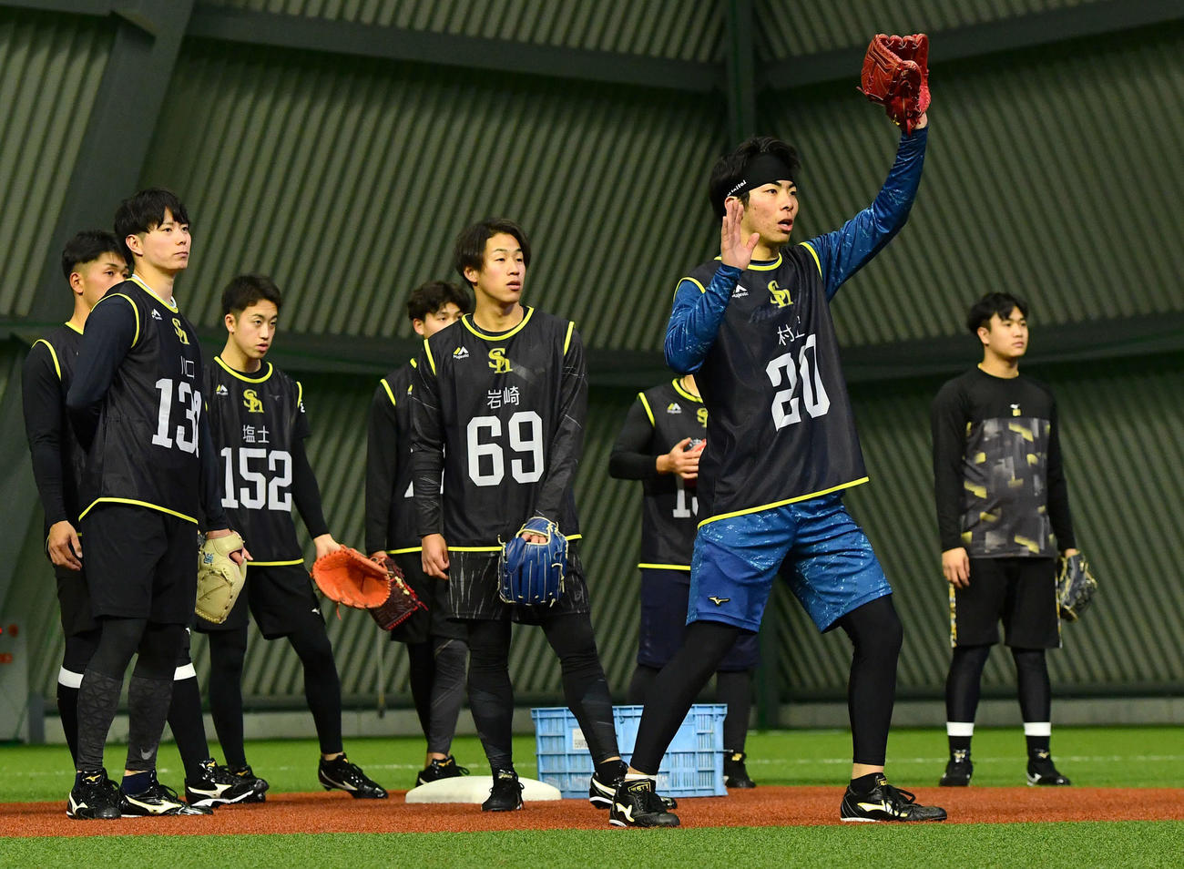 新人合同自主トレ初日、ノックを受けるソフトバンク村上（右から2人目）ら新入団選手たち（撮影・岩下翔太）
