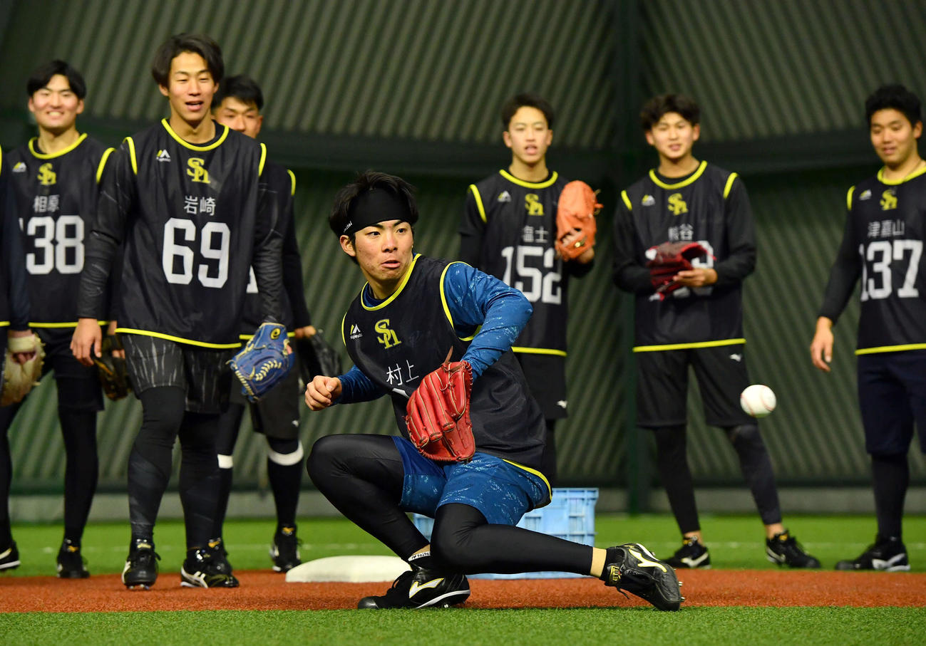 新人合同自主トレ初日、ノックを受けるソフトバンク村上（中央）ら新入団選手たち（撮影・岩下翔太）