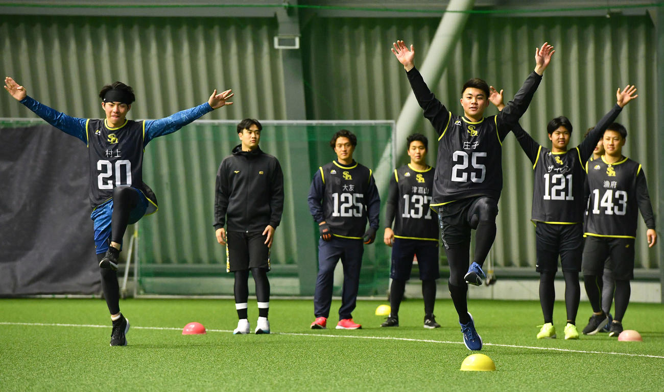 新人合同自主トレ初日、ウオーミングアップを行うソフトバンク村上（左端）、庄子（右から3人目）ら新入団選手たち（撮影・岩下翔太）