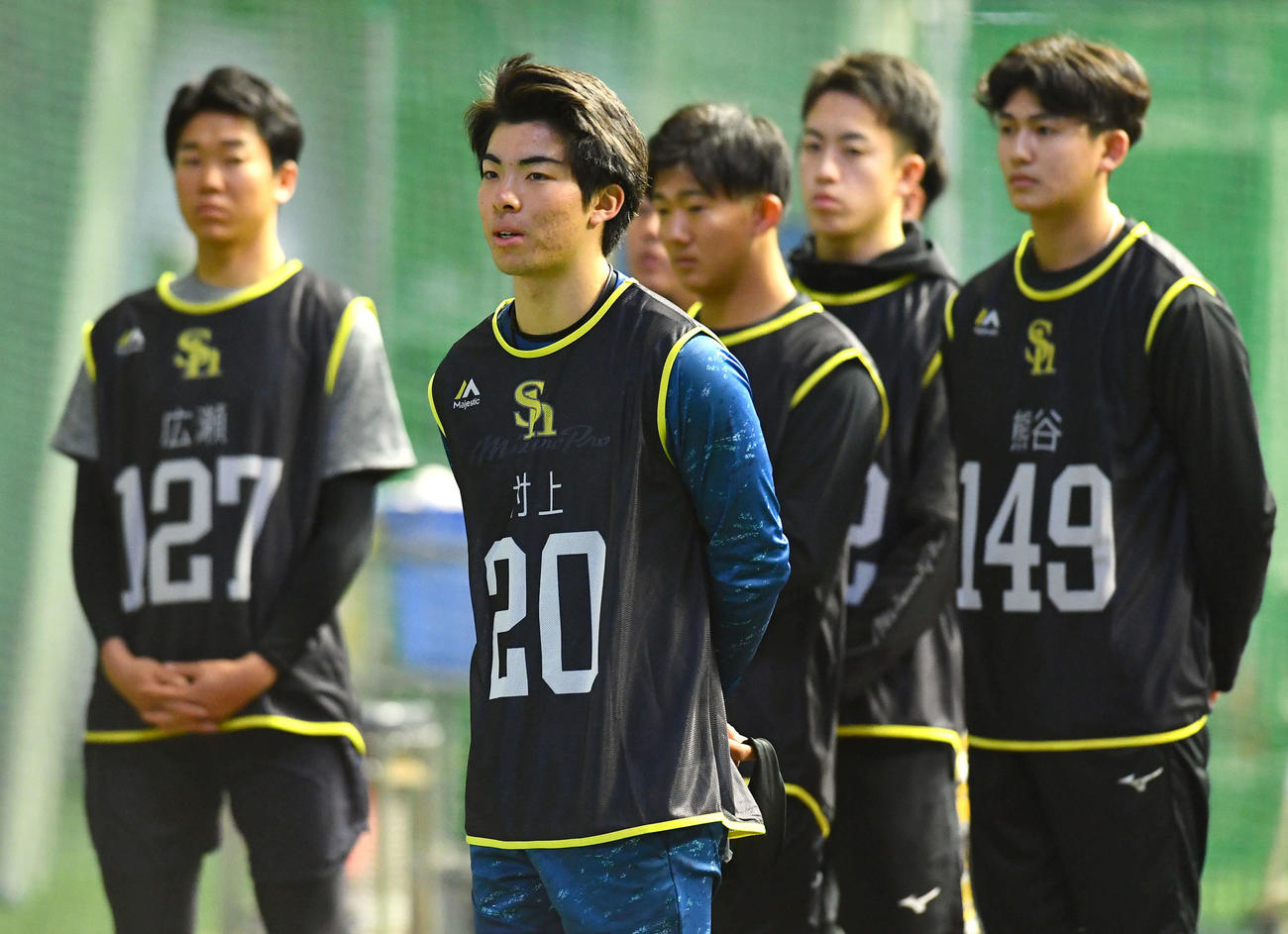 新人合同自主トレ開始前、選手を代表してスタッフにあいさつするソフトバンク村上（撮影・岩下翔太）