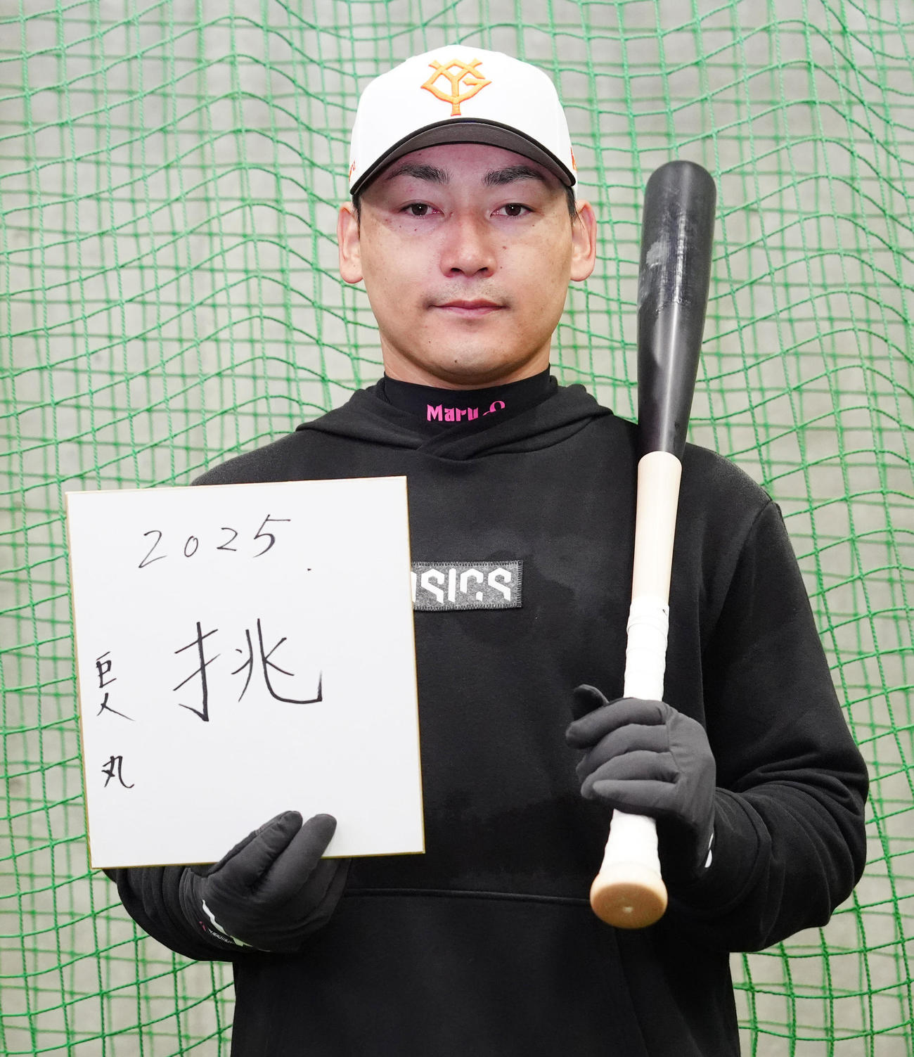 自主トレを公開し、色紙に「挑」と記した巨人丸（撮影・江口和貴）