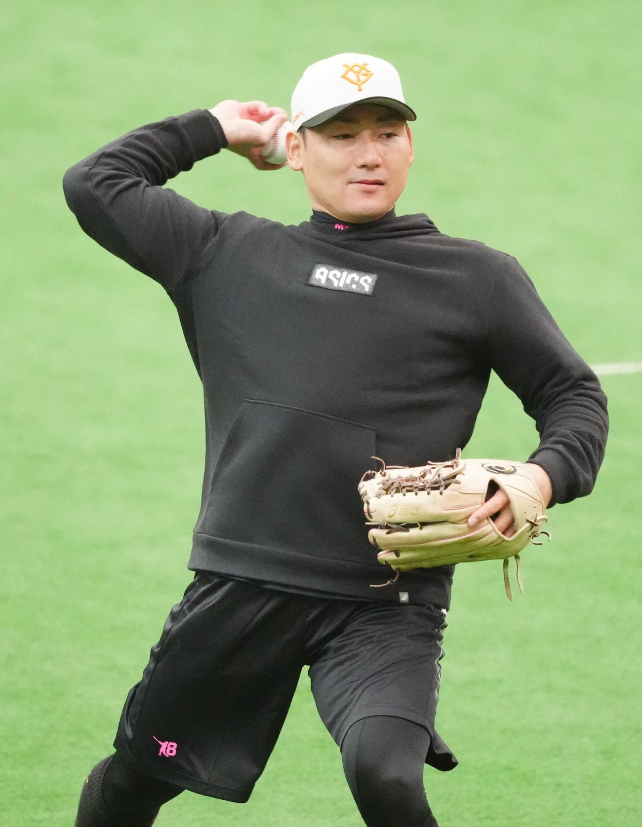 自主トレでキャッチボールする巨人丸（撮影・江口和貴）