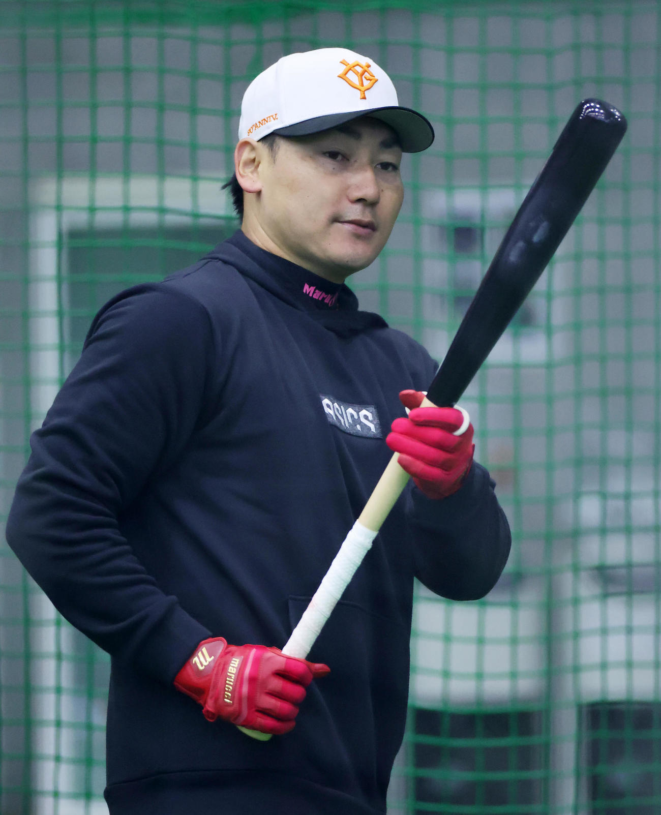 自主トレで打撃練習する巨人丸