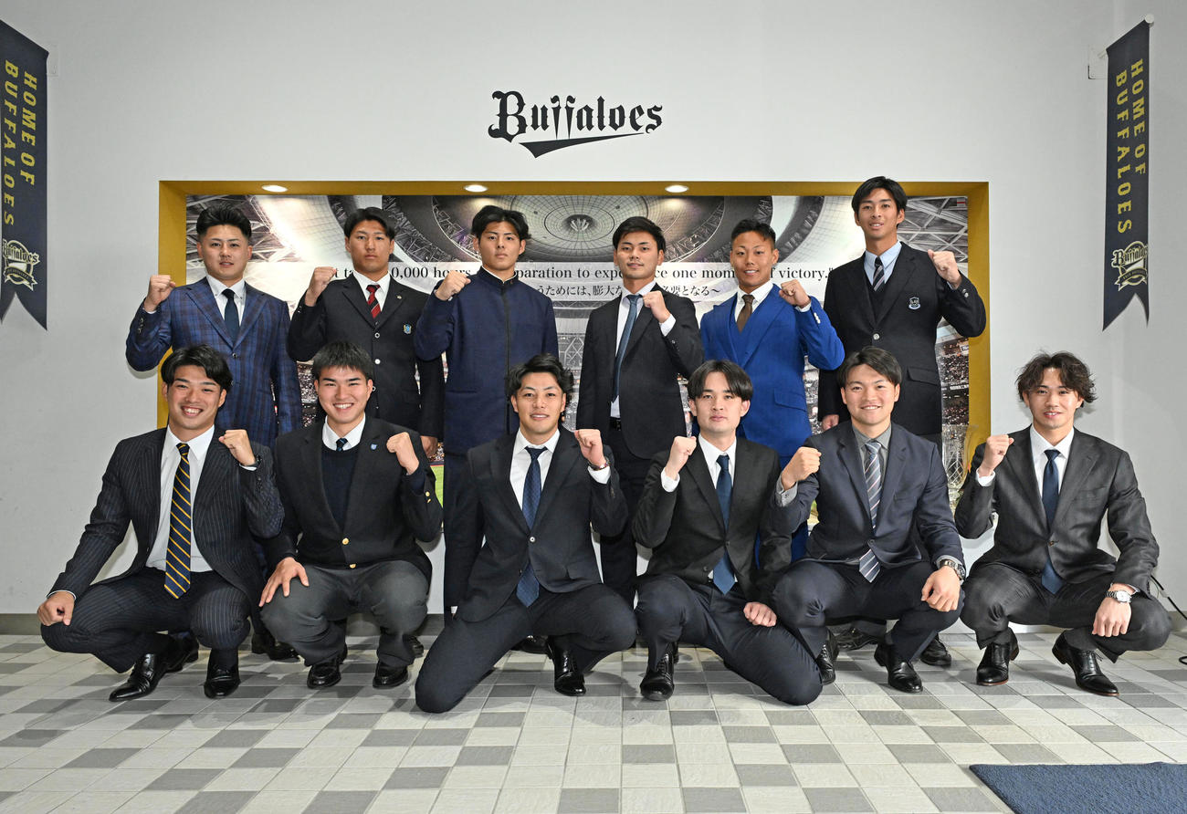 入寮した（前列左から）オリックスの東山、山口、麦谷、寺西、山中、片山（後列左から）田島、上原、今坂、清水、寺本、乾（撮影・石井愛子）