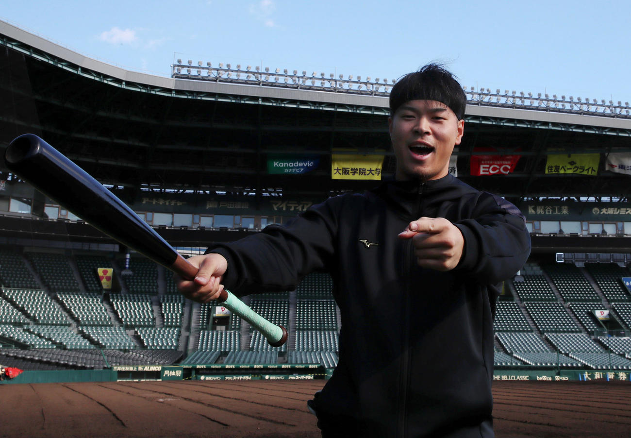 甲子園球場で自主トレを公開した佐藤輝（撮影・加藤哉）