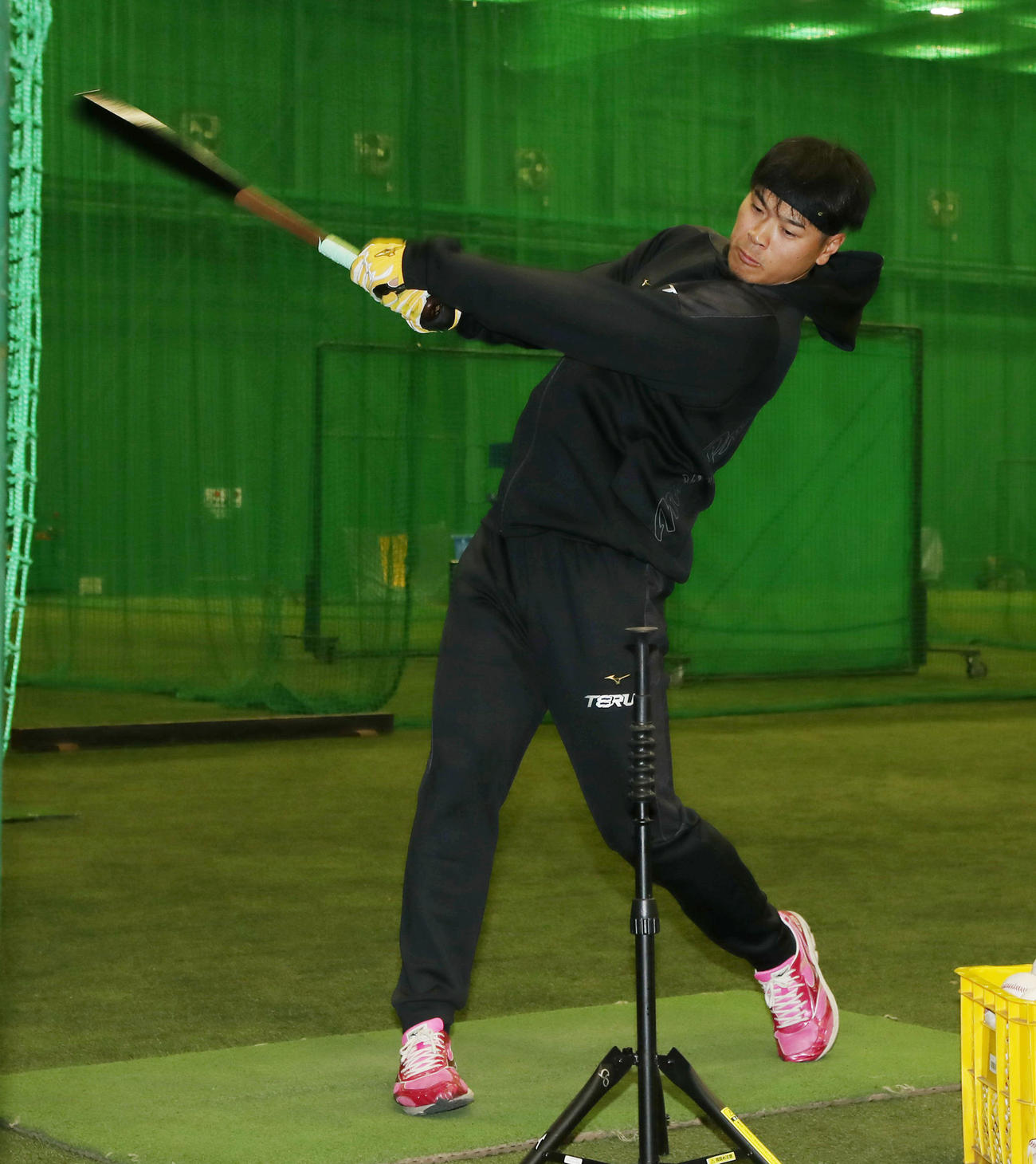 甲子園球場で自主トレを公開しティー打撃する佐藤輝（撮影・加藤哉）