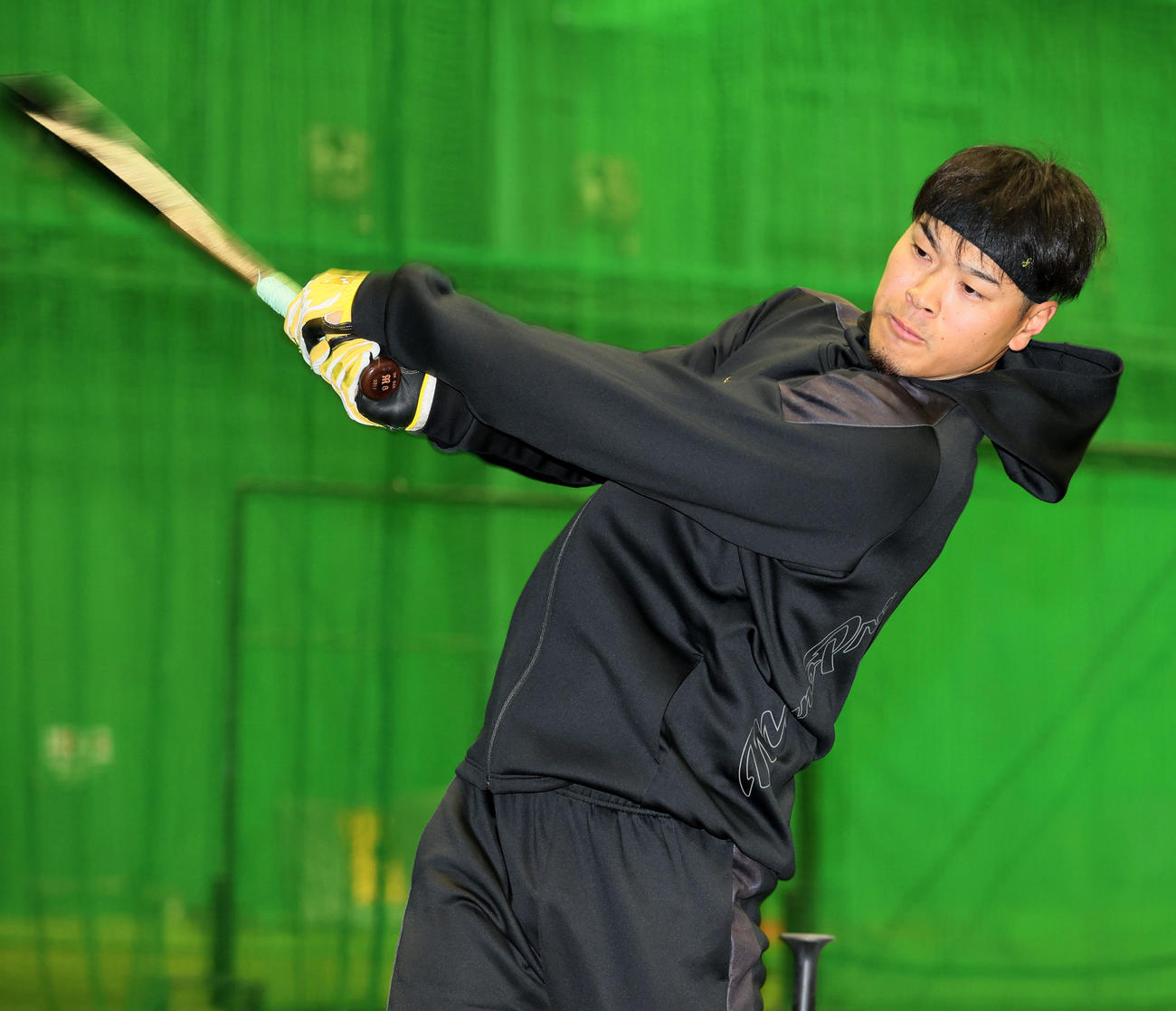 甲子園球場で自主トレを公開しティー打撃を行う佐藤輝（撮影・加藤哉）