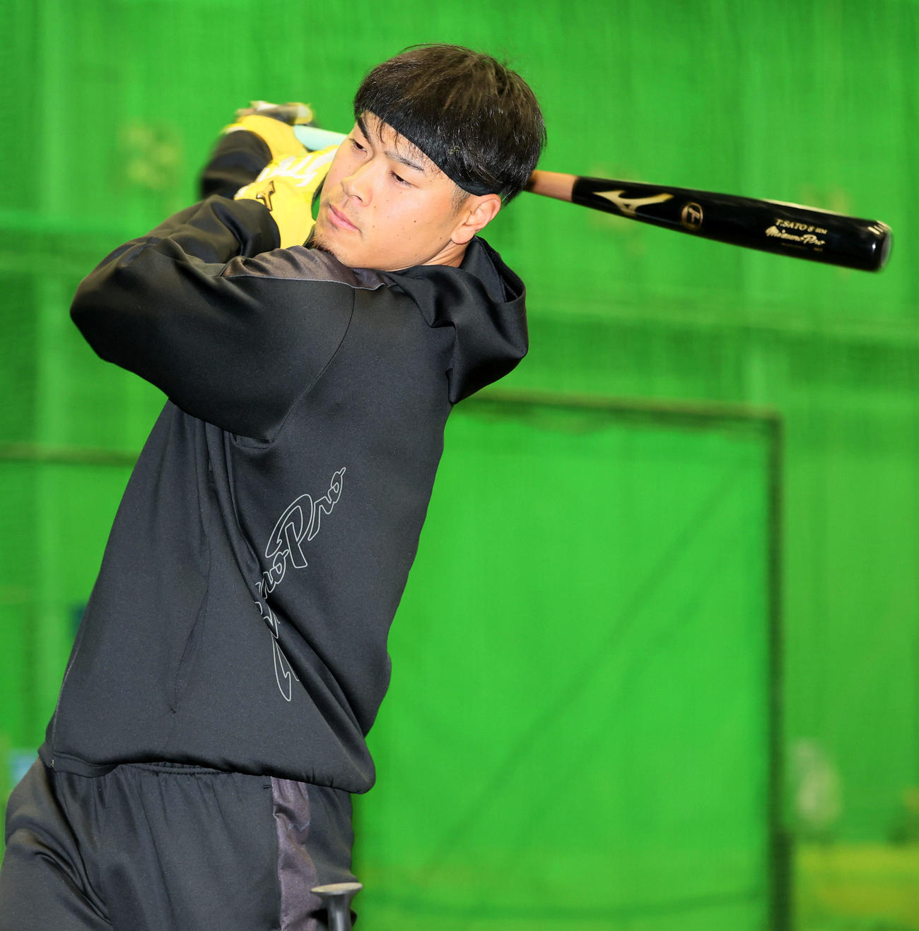 甲子園球場で自主トレを公開しティー打撃を行う佐藤輝（撮影・加藤哉）