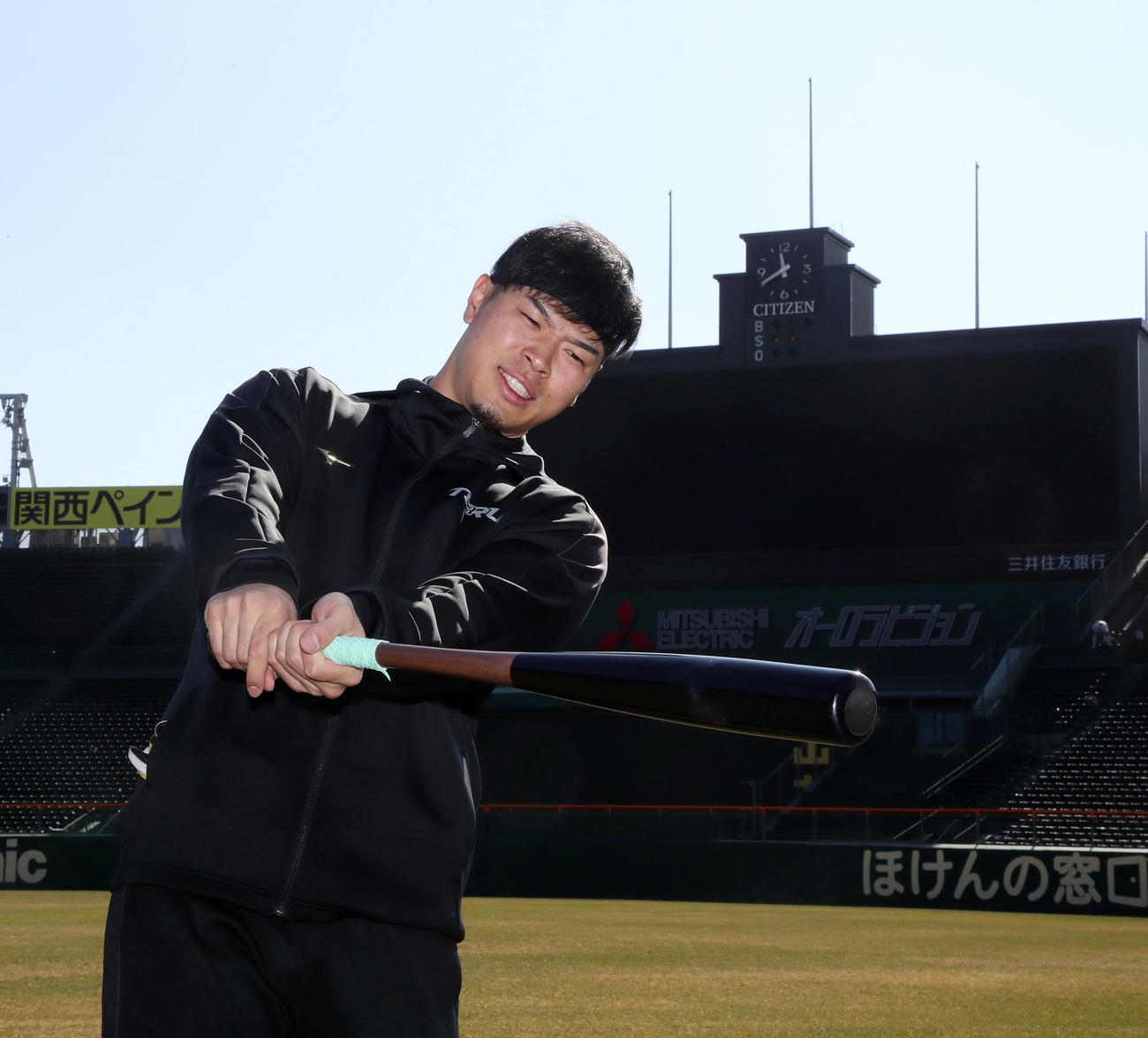甲子園球場で自主トレを公開した佐藤輝（撮影・加藤哉）