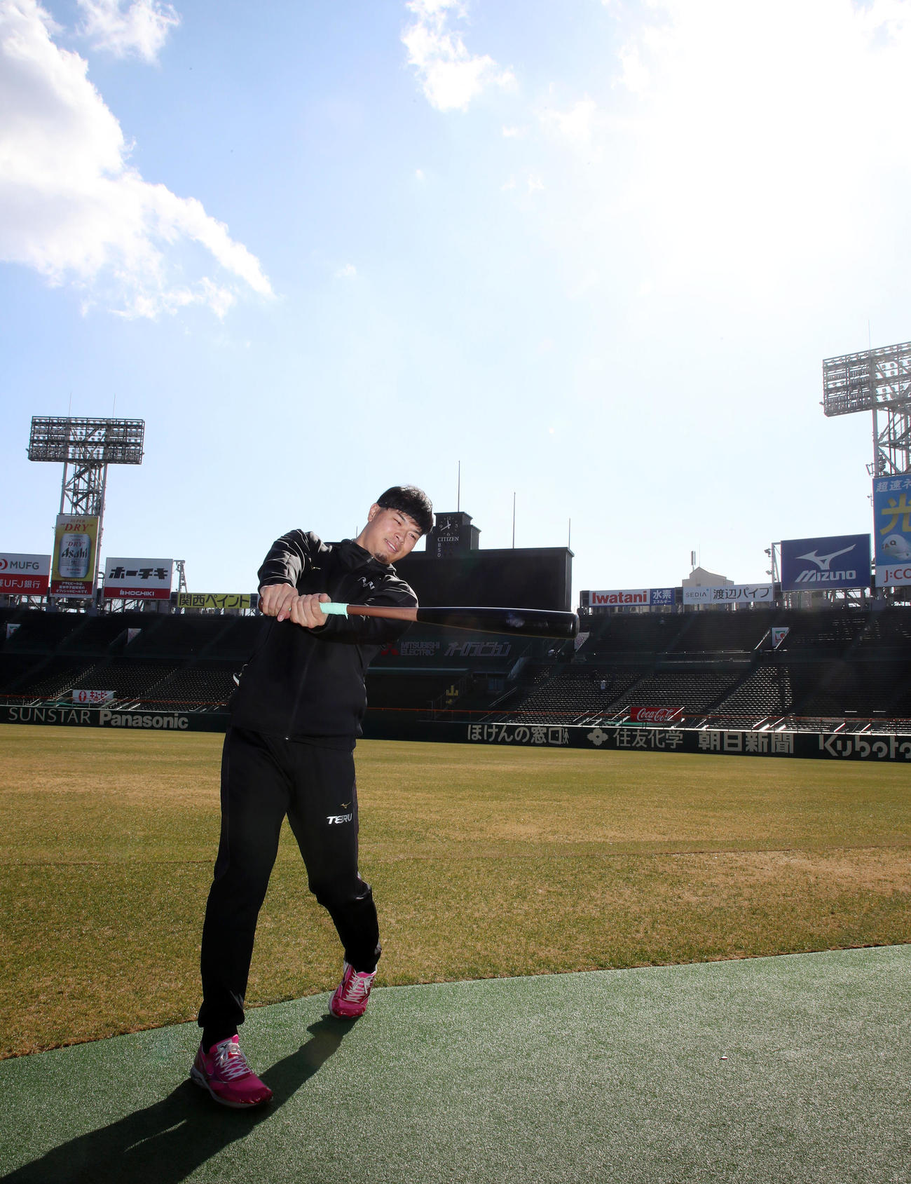 甲子園球場で自主トレを公開した佐藤輝（撮影・加藤哉）