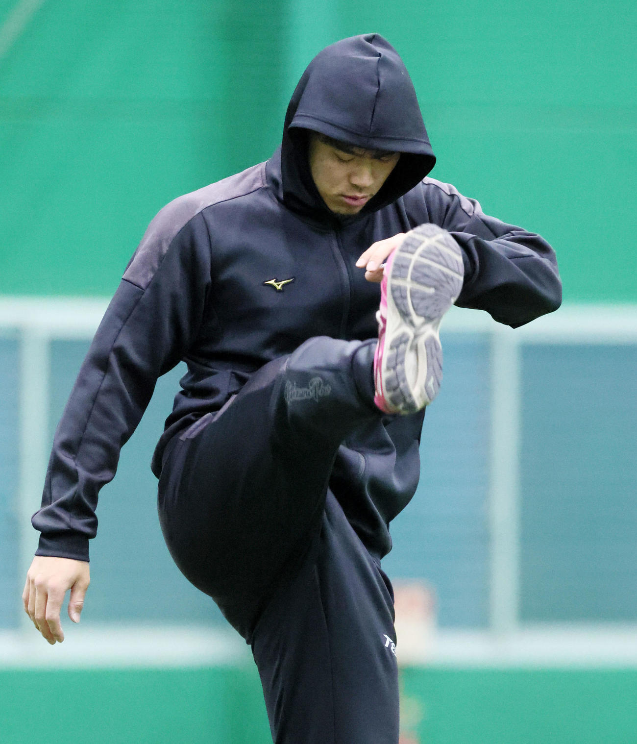甲子園球場で自主トレを公開しウオーミングアップする佐藤輝（撮影・加藤哉）