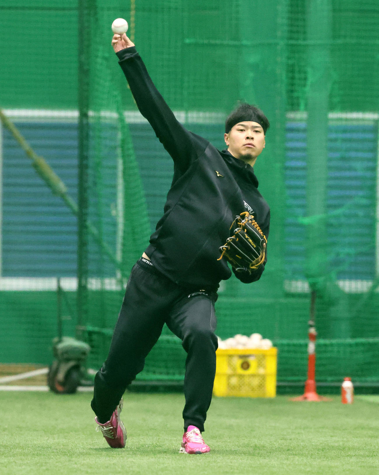 甲子園球場で自主トレを公開しキャッチボールする佐藤輝（撮影・加藤哉）