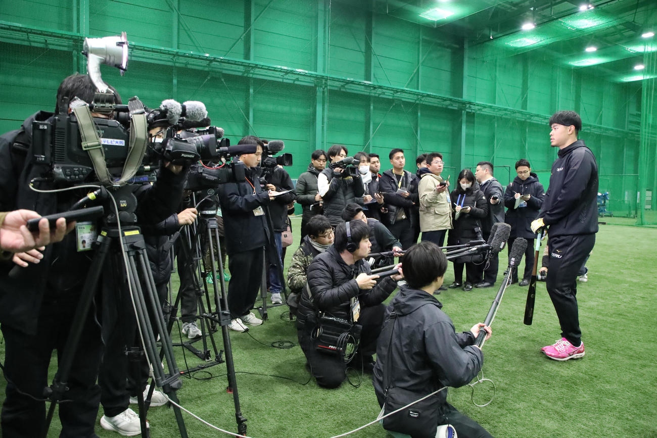 甲子園球場で自主トレを公開し報道陣の取材に対応する佐藤輝（撮影・加藤哉）