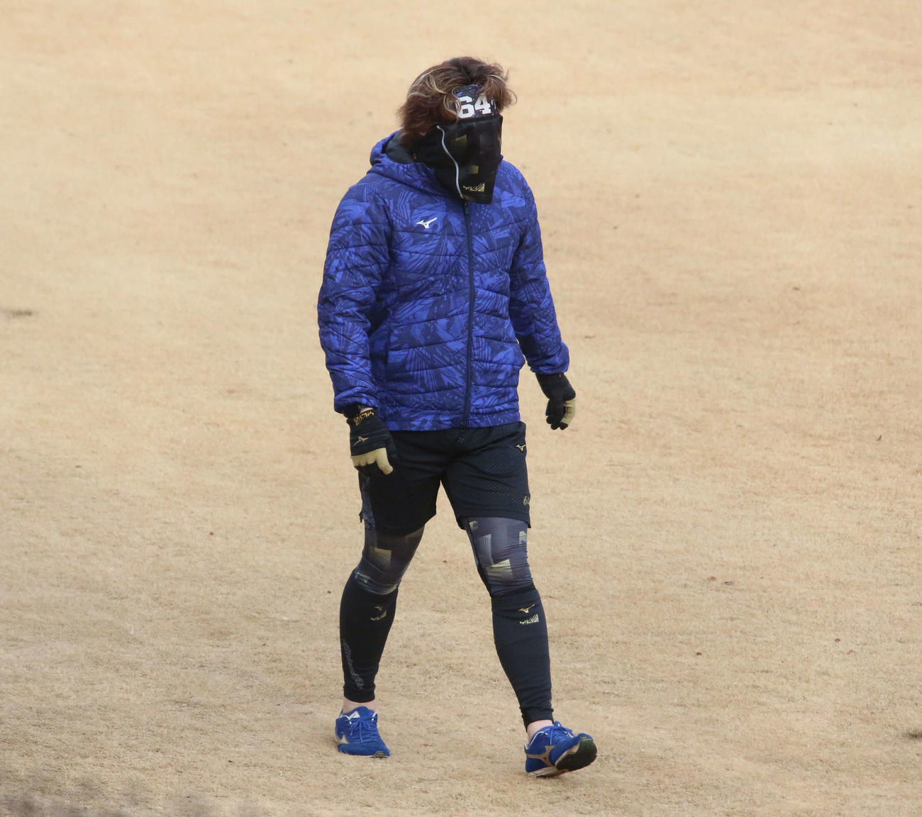 2軍本拠地の千葉・鎌ケ谷で自主トレを行った田宮はネックウォーマーで顔をガード（撮影・木下大輔）