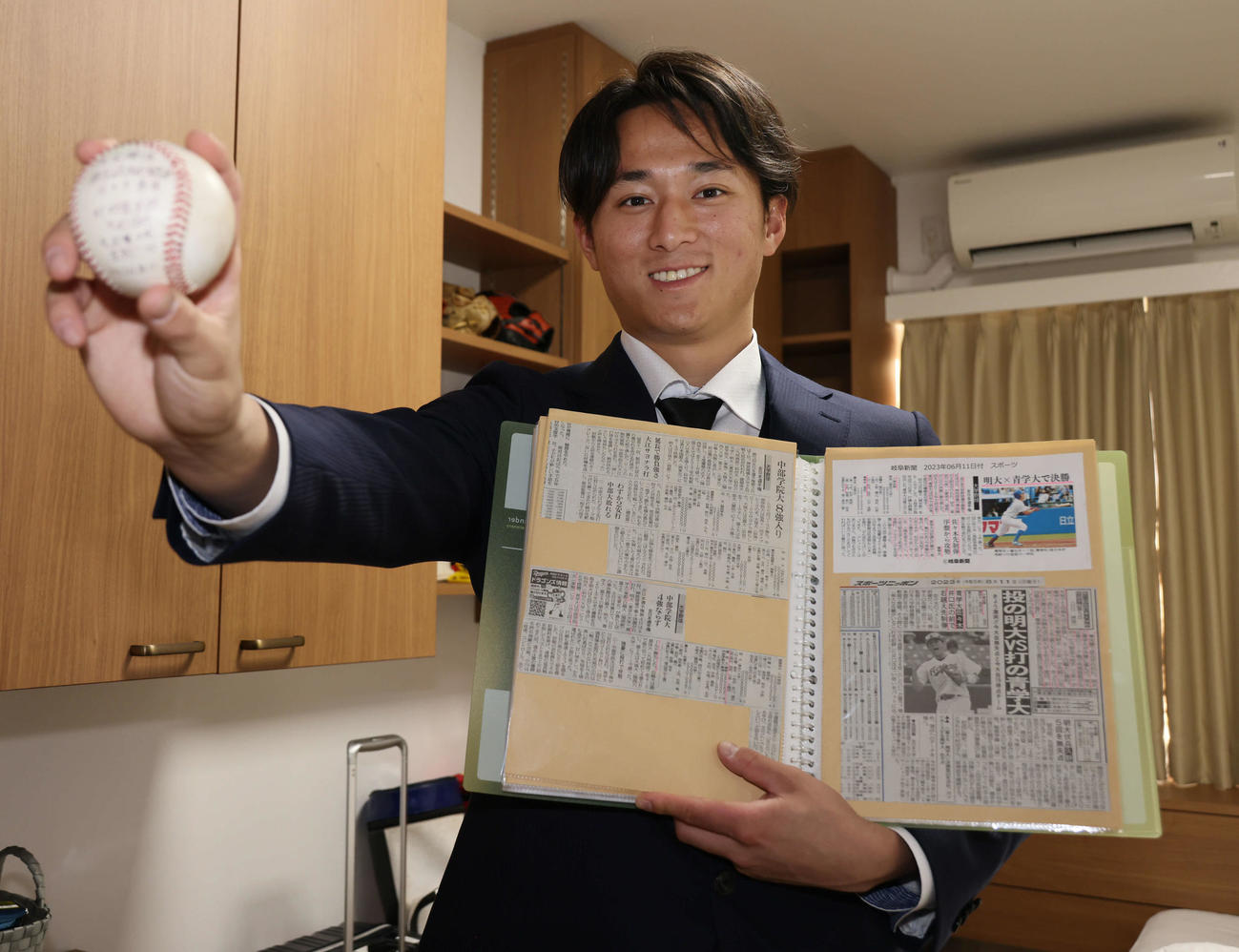 入寮した広島ドラフト1位の佐々木は甲子園で放ったホームランボールや祖父が集めた記事のスクラップ帳を持参（撮影・加藤孝規）