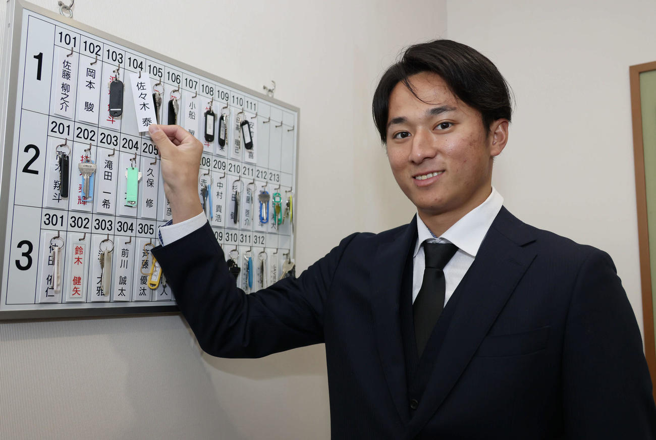 入寮する広島ドラフト1位の佐々木（撮影・加藤孝規）
